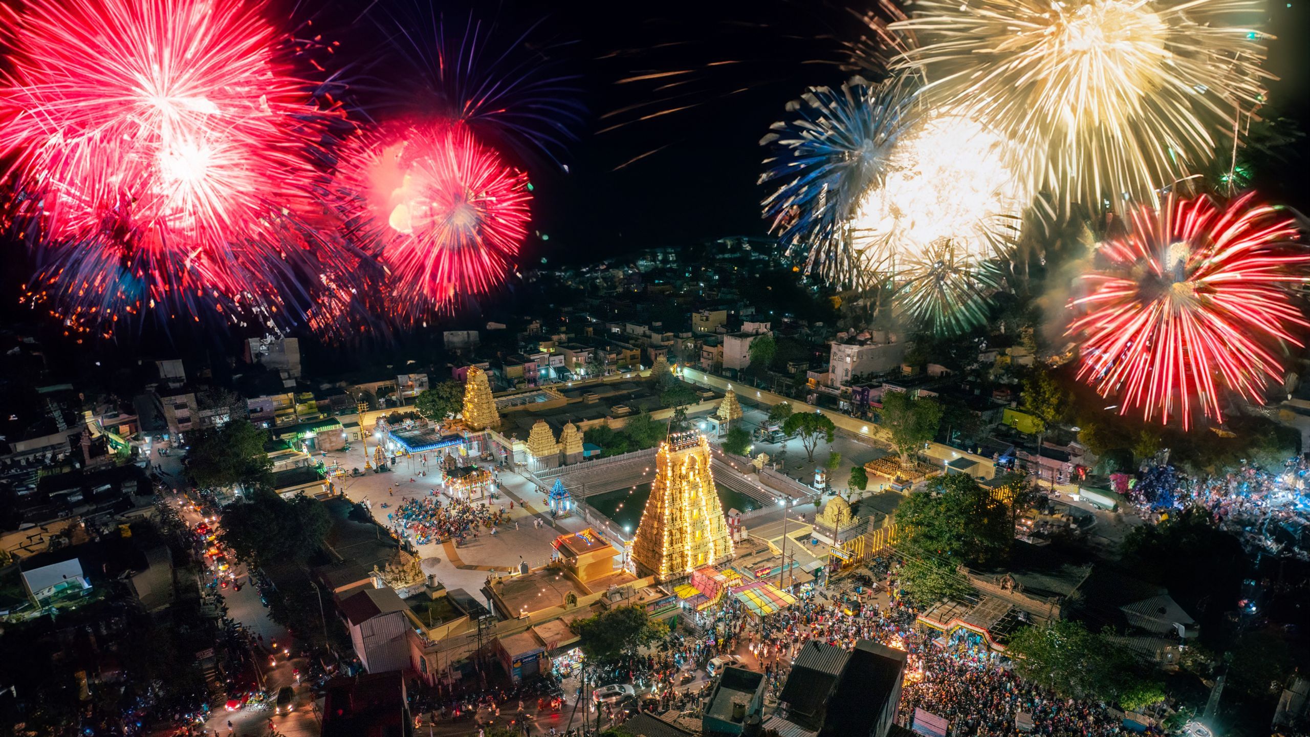 2560x1440 Divine Secrets of Kanchipuram: From Ancient Temples to Kanjeevaram Sarees