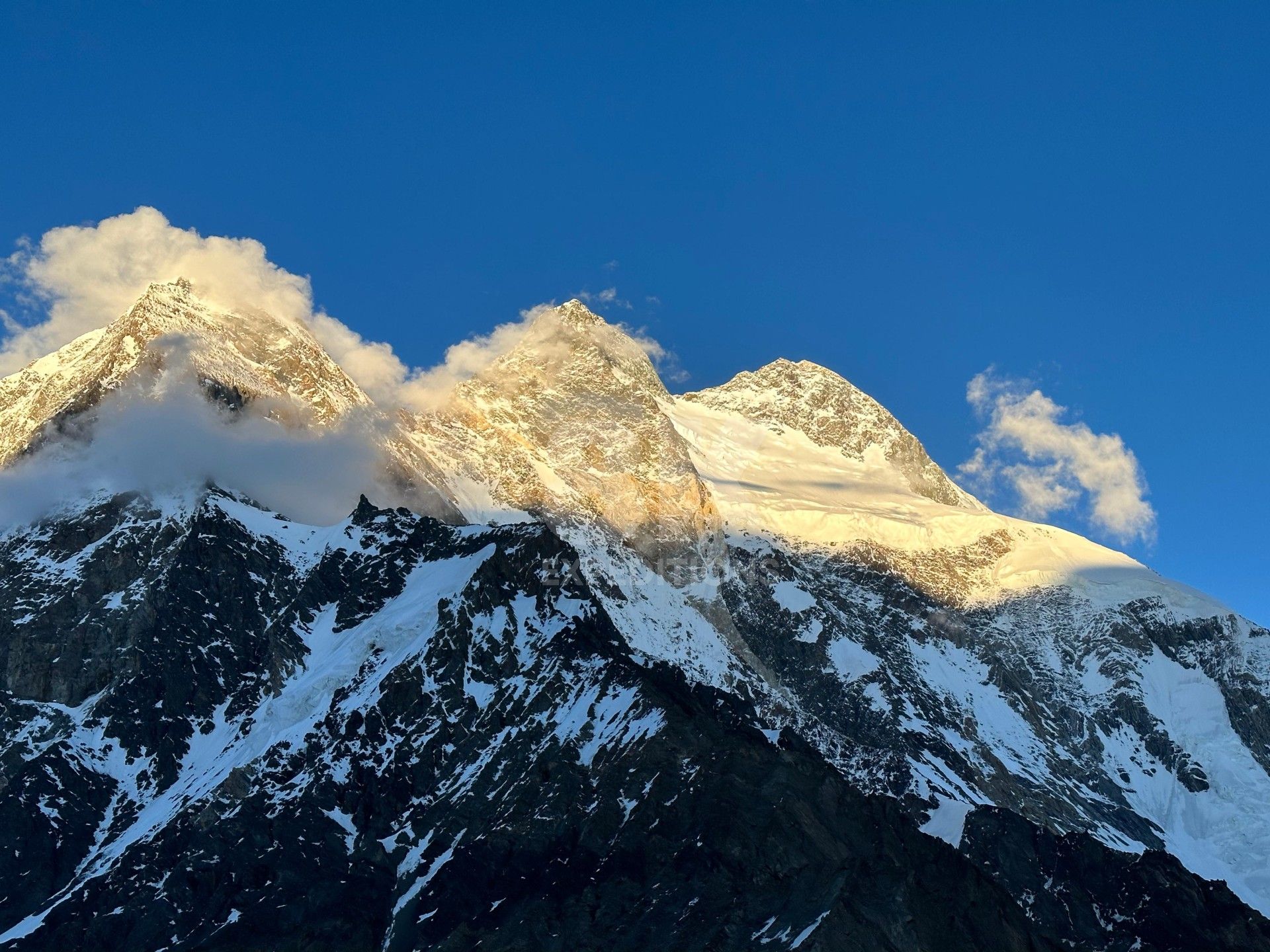 1920x1440 Cho Oyu Wallpaper