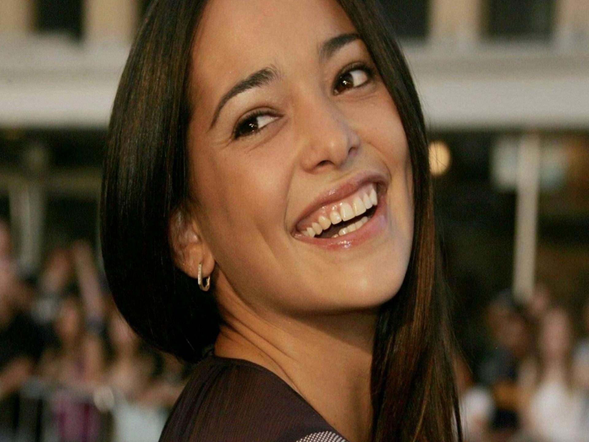 1920x1440 Natalie Martinez Wallpaper