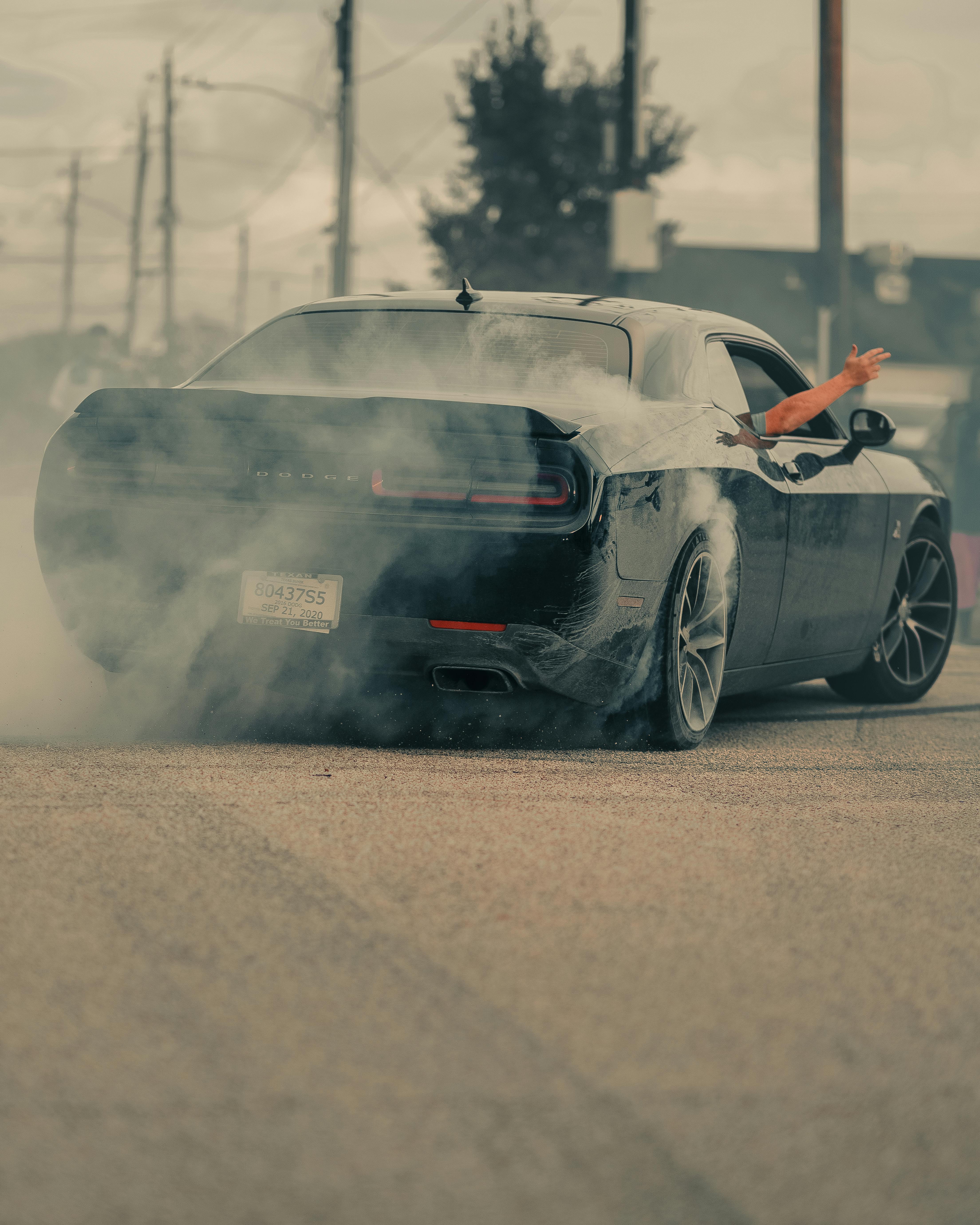 4417x5521 Dodge Challenger doing Burnout · Free