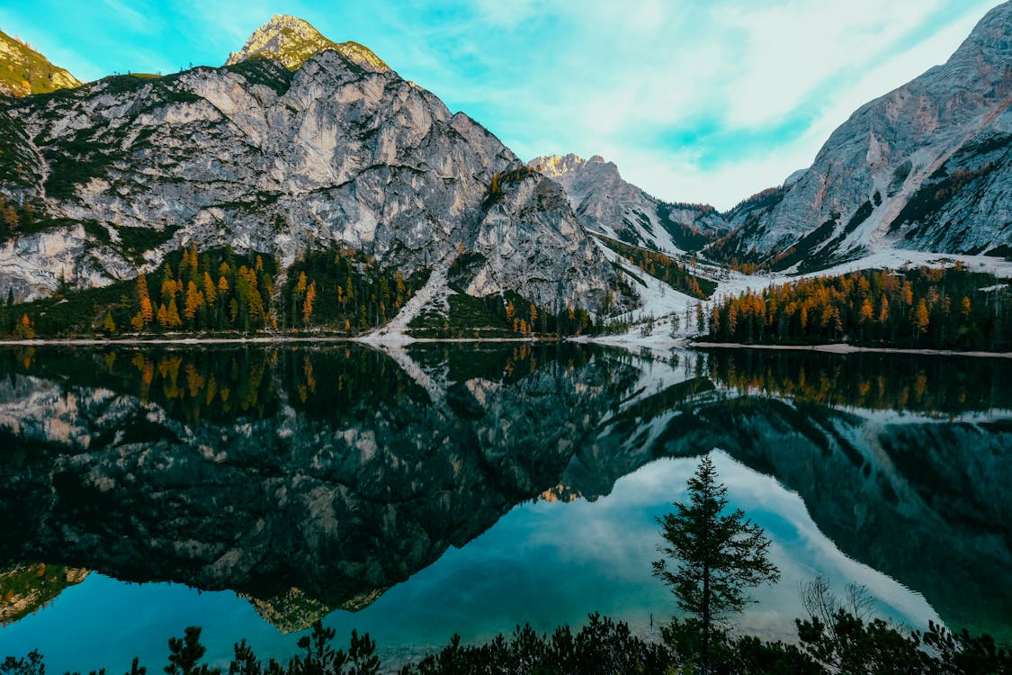 1125x750 Reflection of Mountain on Lake Braies · Free