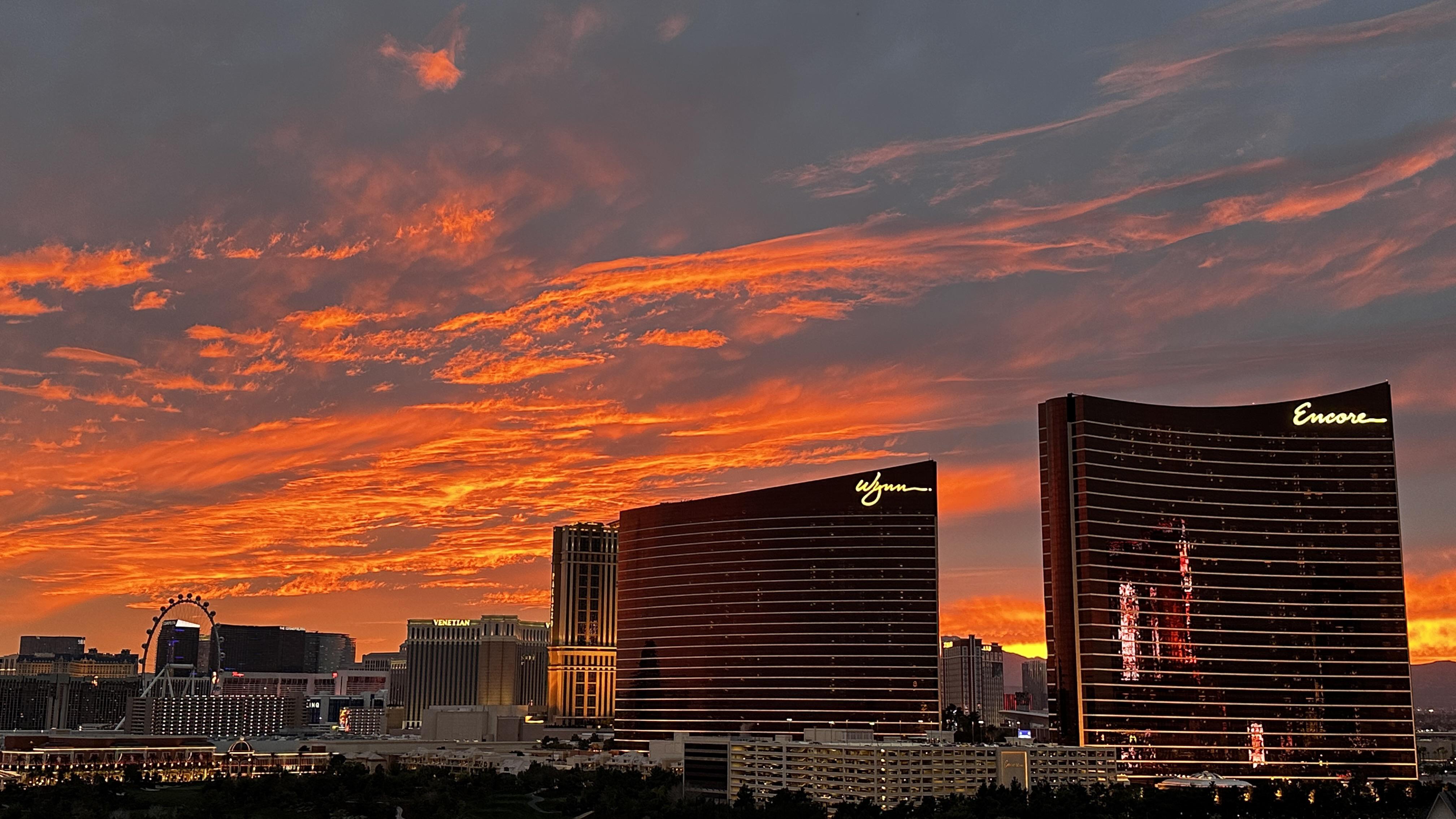 4032x2268 Desert sunsets with this skyline never get old