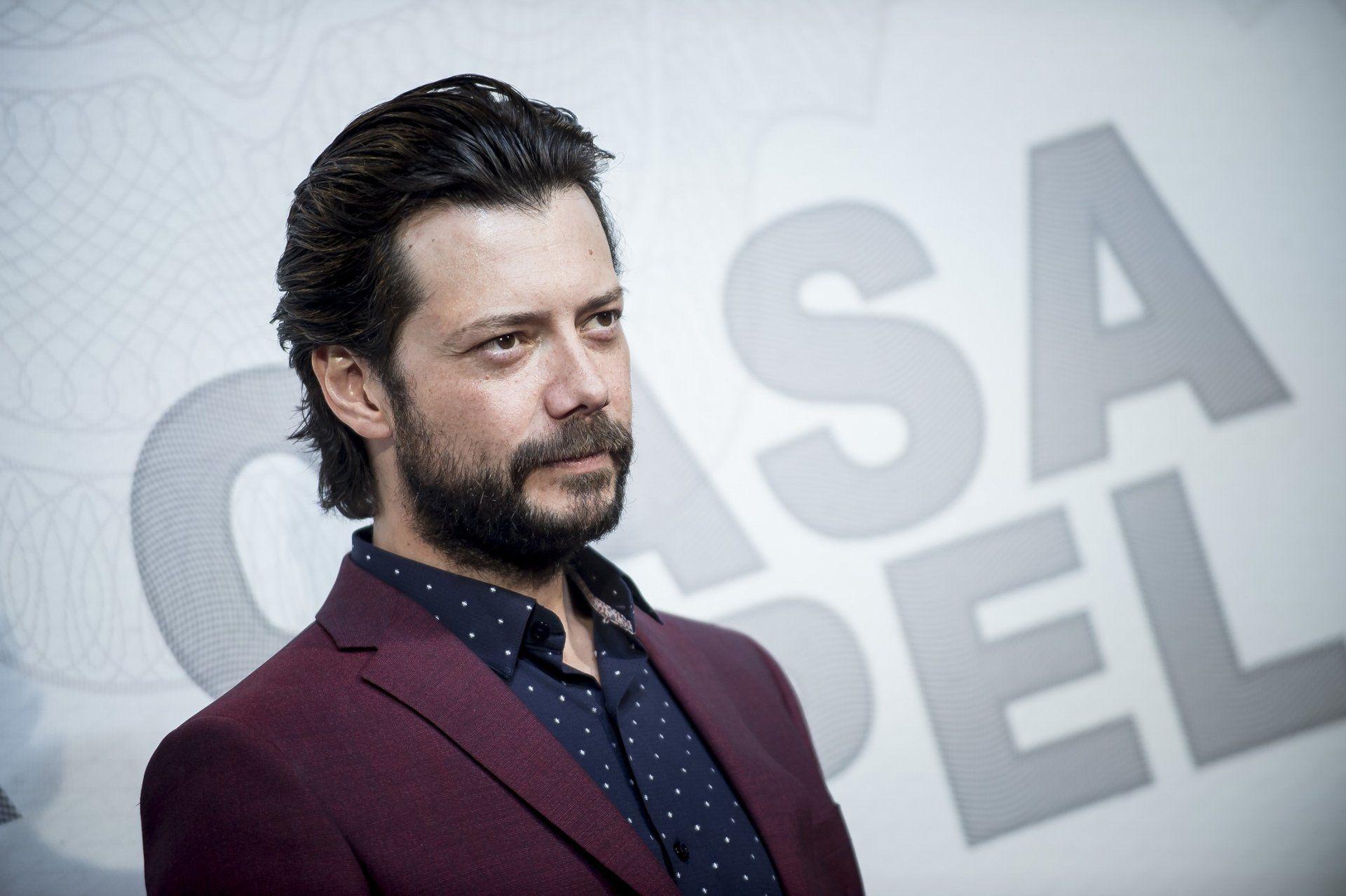 1920x1278 Álvaro Morte HD Wallpaper and Background Image