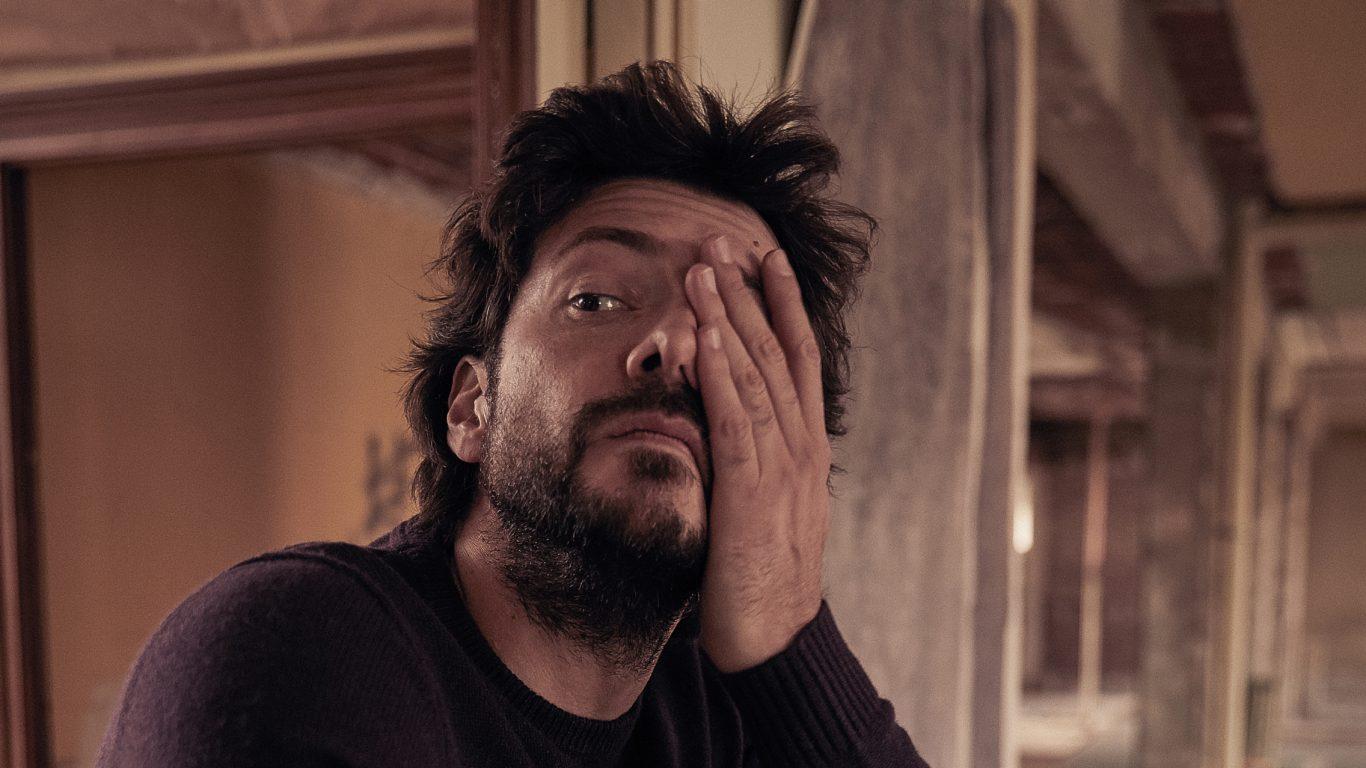1366x768 Álvaro Morte Wallpaper