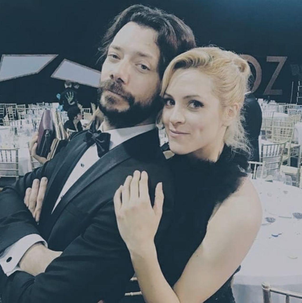 1270x1271 Álvaro Morte y Maggie Civantos. Álvaro morte, Drama histórico