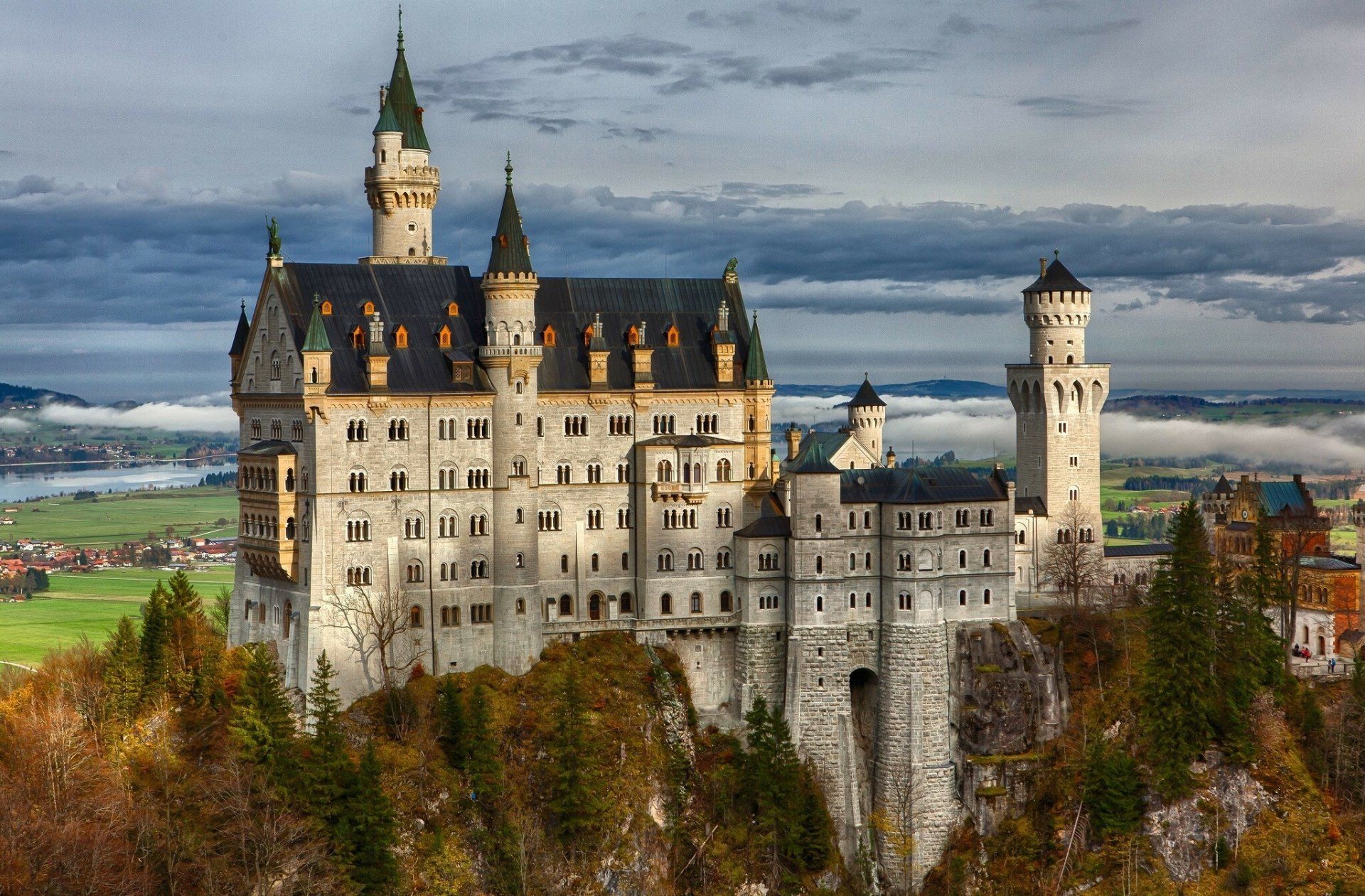 1920x1261 Neuschwanstein Castle: Stunning HD View of Bavaria's Iconic German Masterpiece