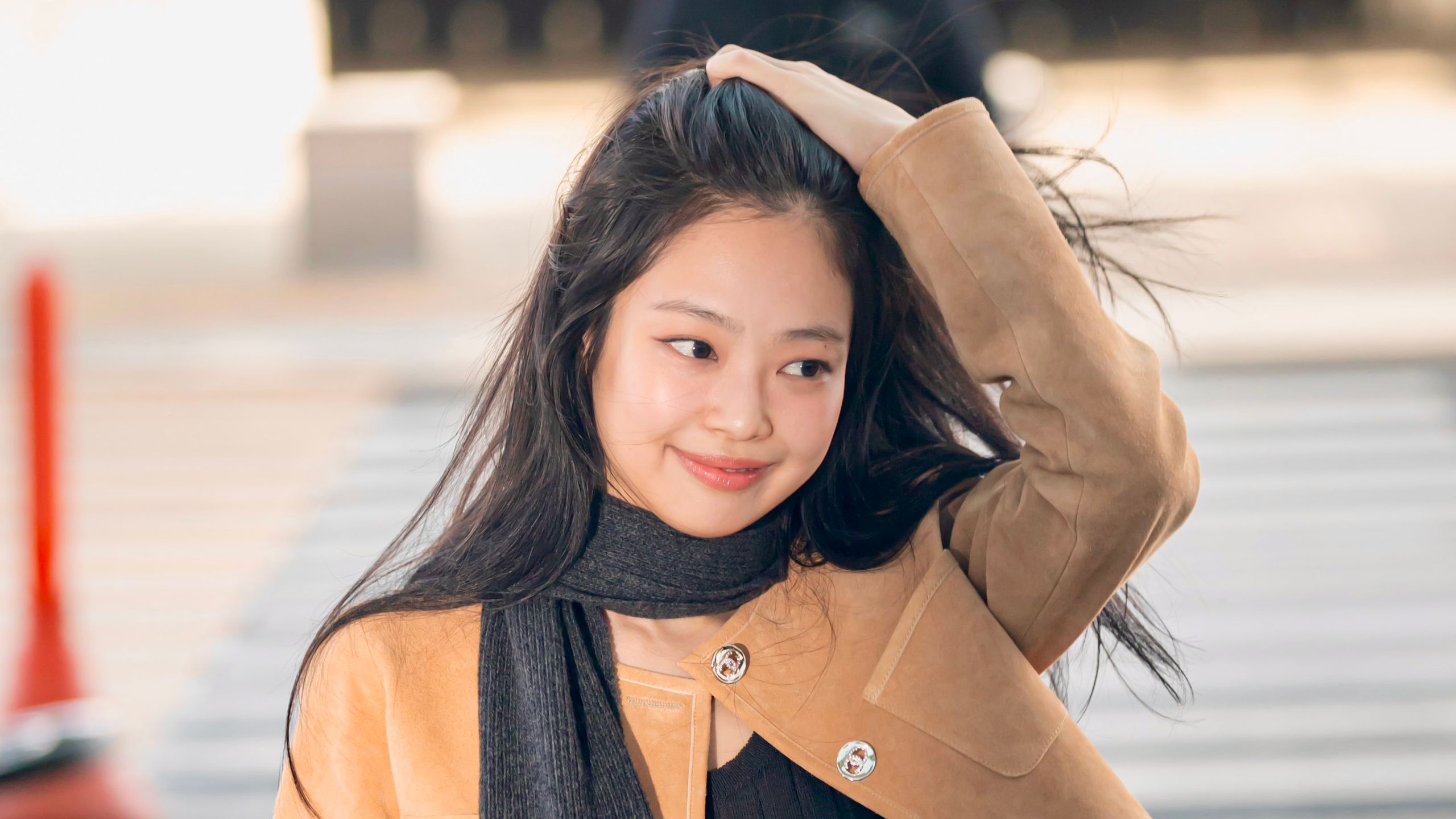 2560x1440 BLACKPINK's Jennie Kim's Casual Winter 'Fit Features This $100 Hoodie