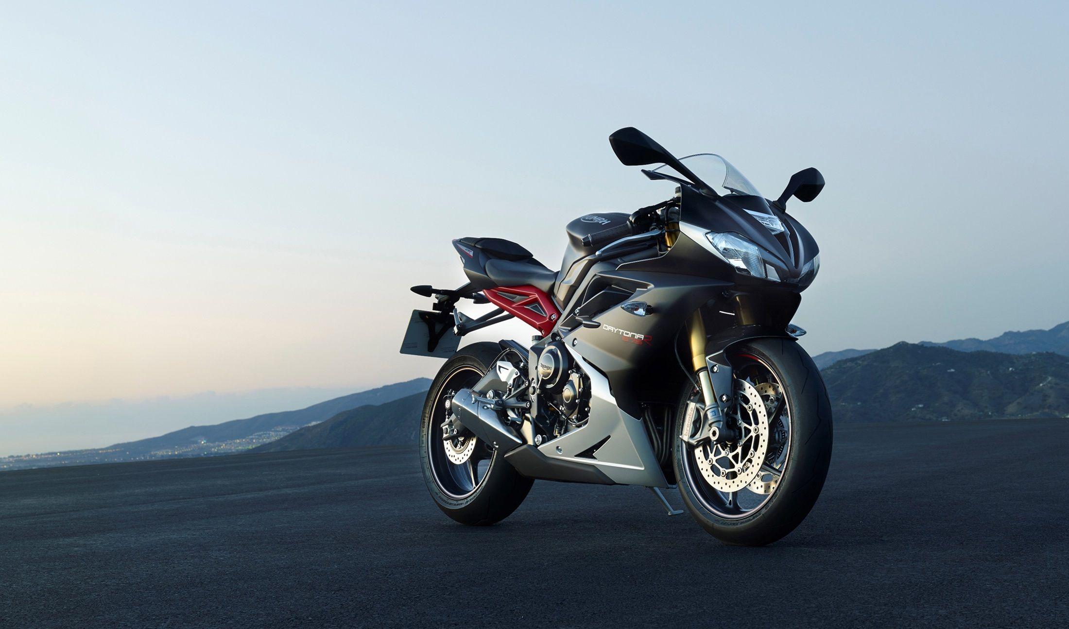 2200x1295 Triumph Daytona 675R [front][220x1295]