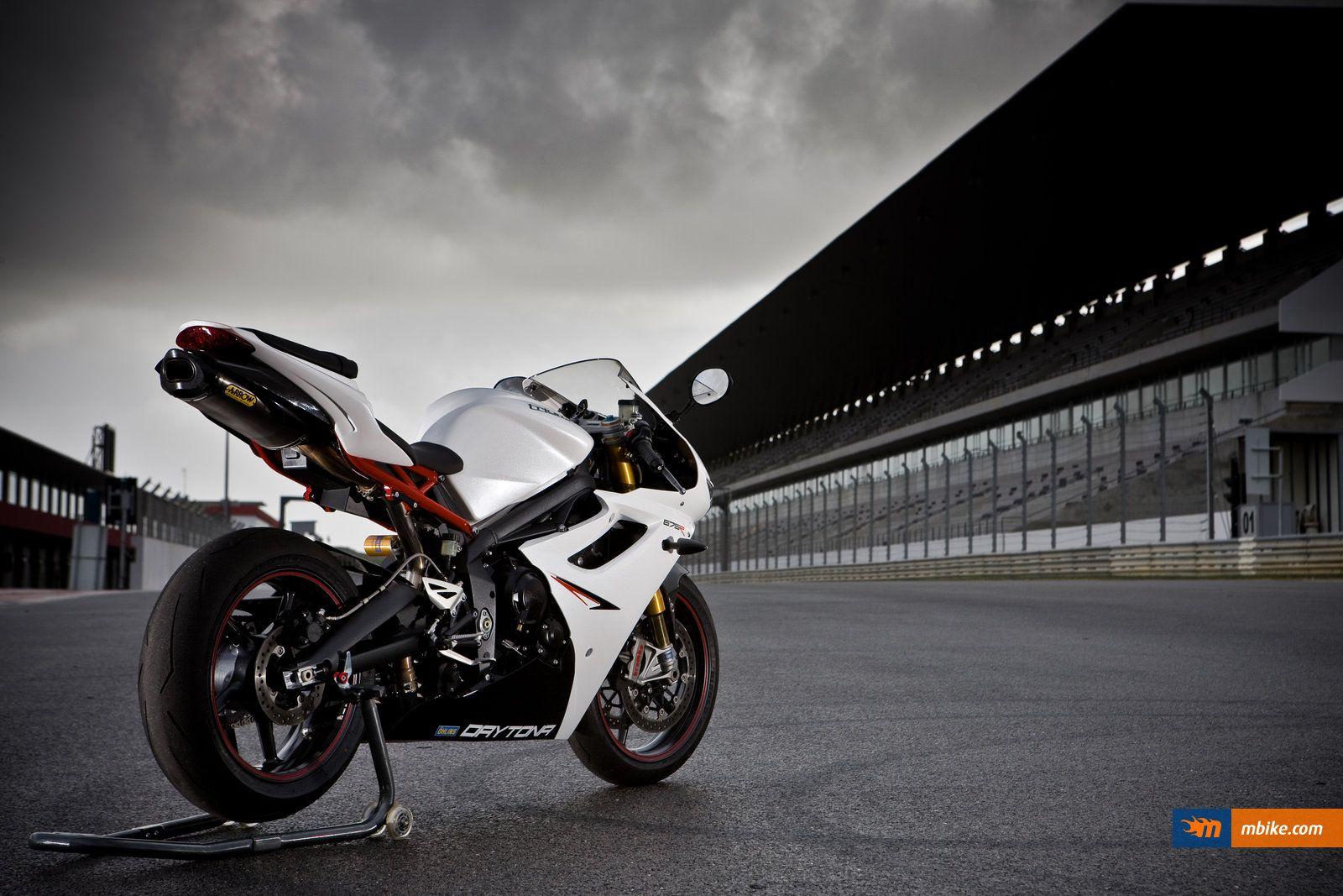1600x1067 Triumph Daytona 675 R Wallpaper