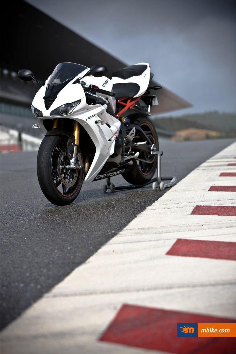 800x1200 Triumph Daytona 675 R Wallpaper