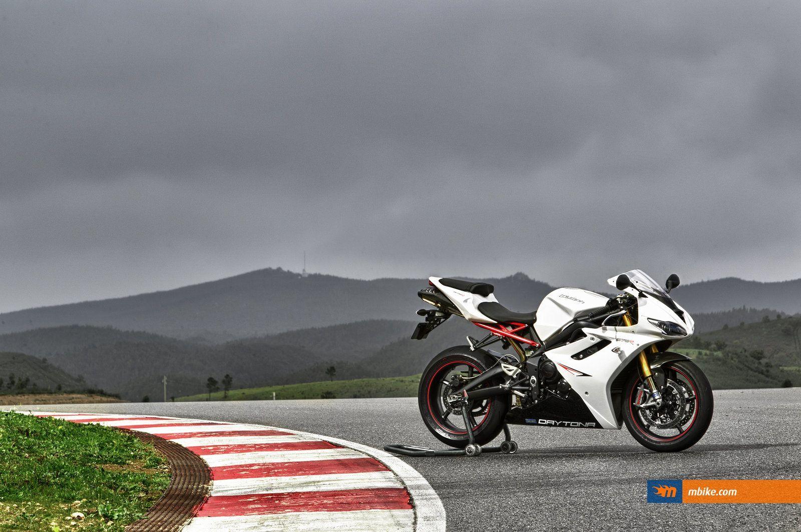 1600x1063 triumph daytona red triumph daytona red curb grass HD wallpaper