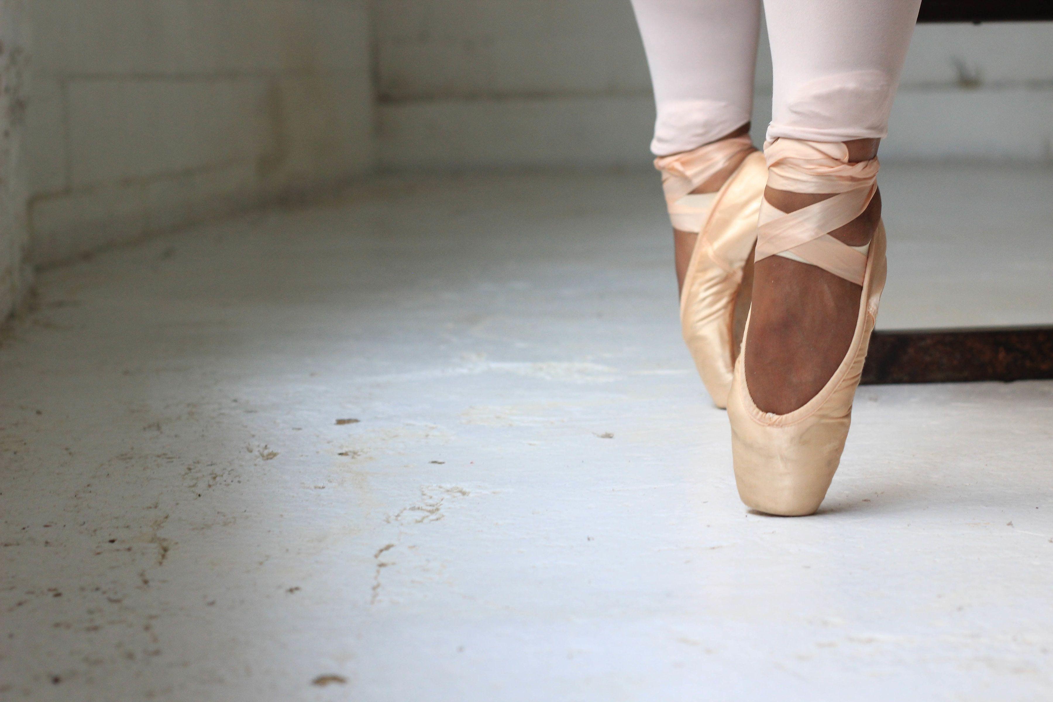 3600x2400 3600x2400 #feet, #window light, #shoe, #pointe, #tiptoes