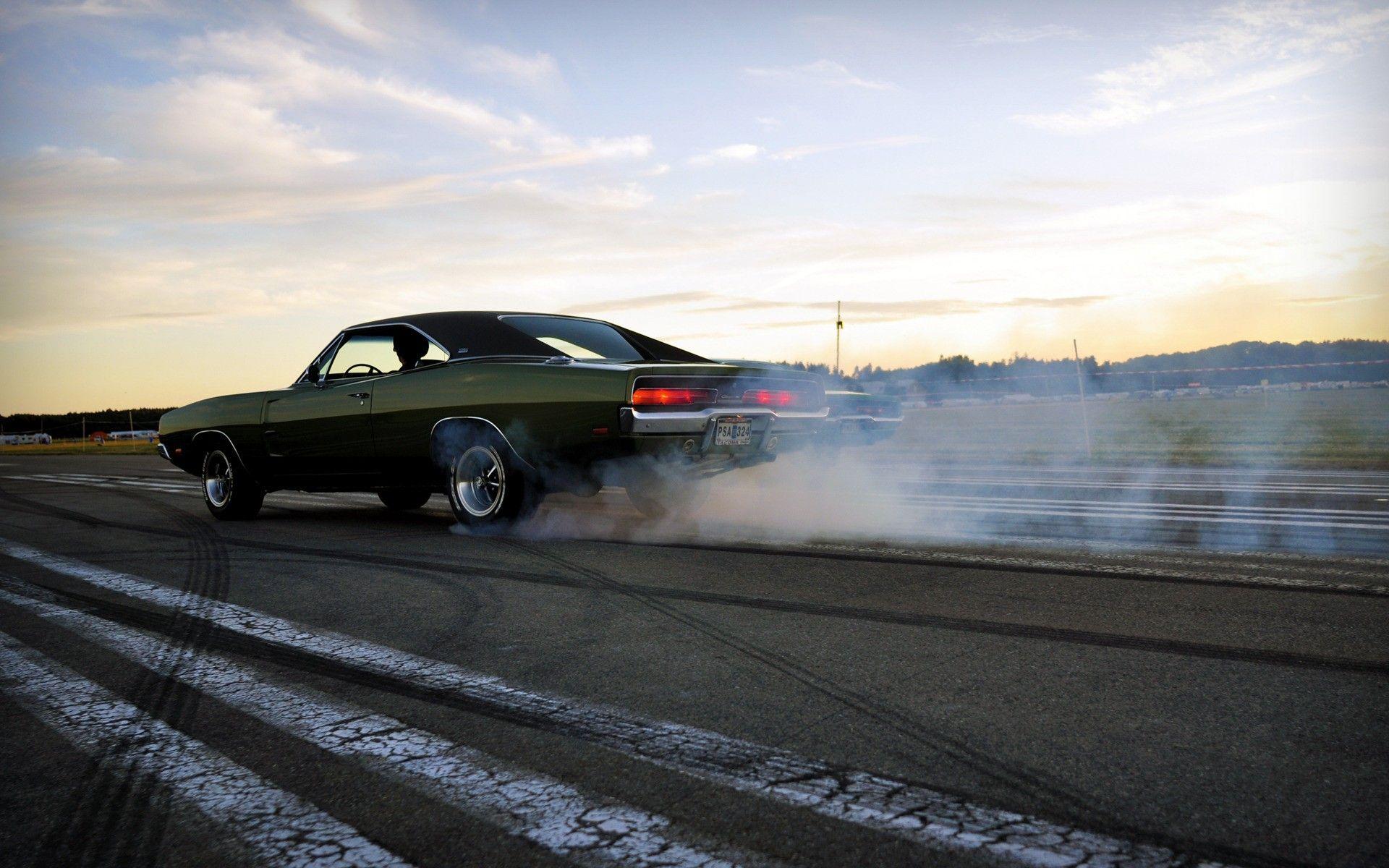 Едет t. Dodge Charger 1969. Dodge Charger 1969 бернаут. Додж Чарджер бернаут. Додж Чарджер 1969 бернаут.