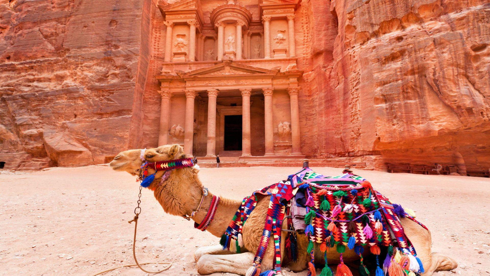 1920x1080 Camilla In Front Of The Temple Petra Archaeological Site In