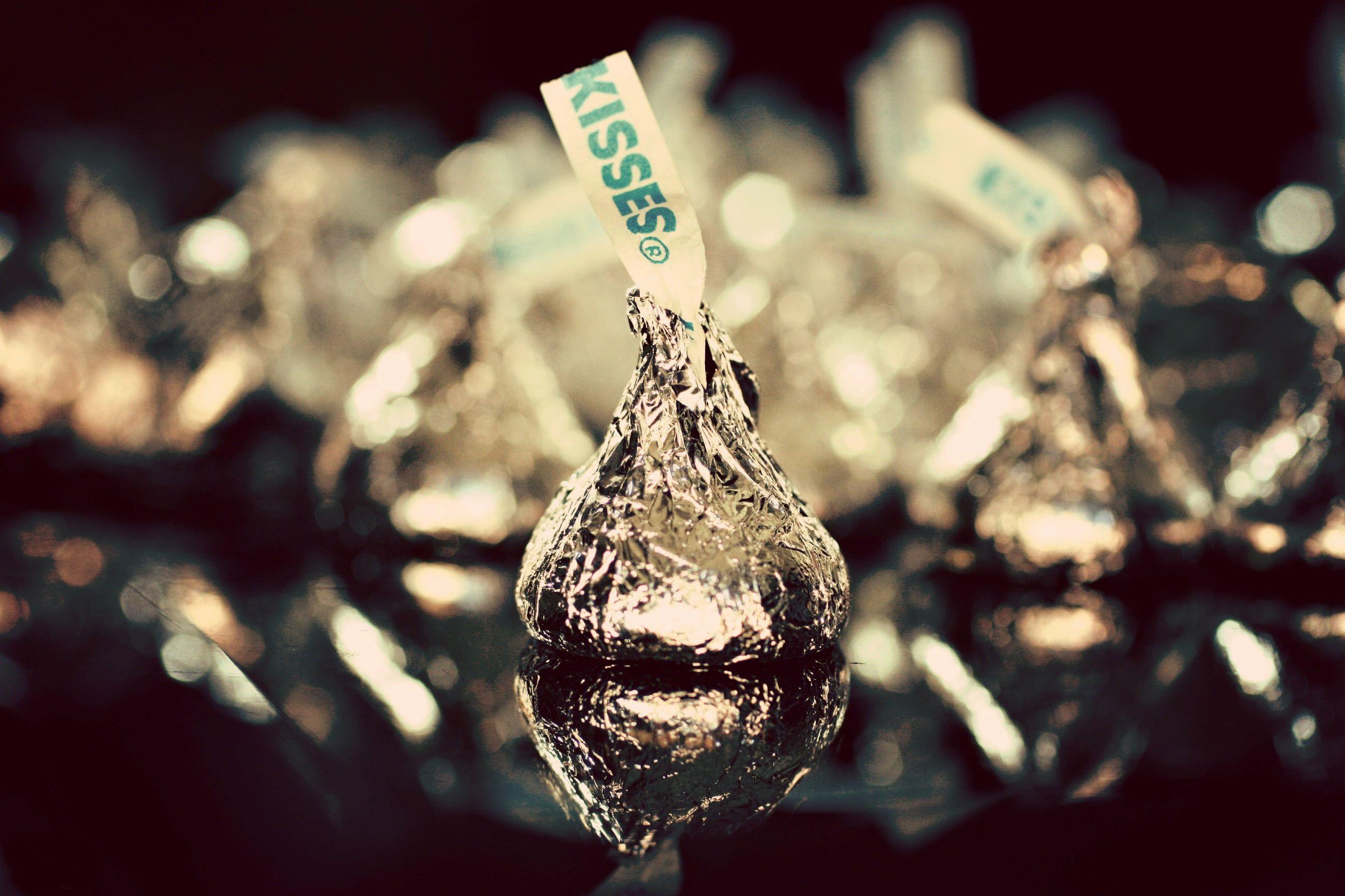 2592x1728 Selective focus photography of Hershey's Kisses chocolate HD