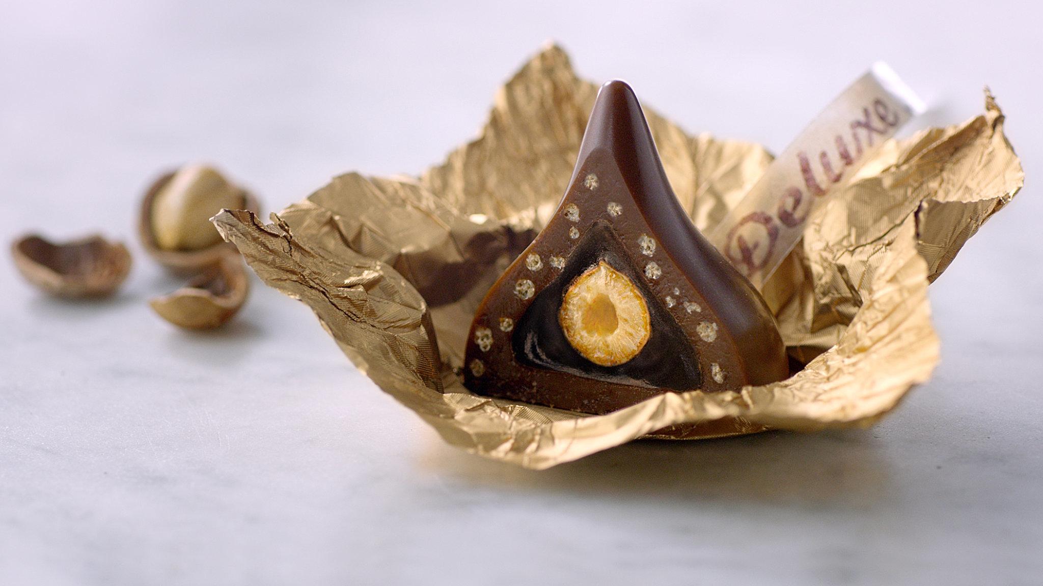 2048x1152 Hershey Kisses Wallpaper