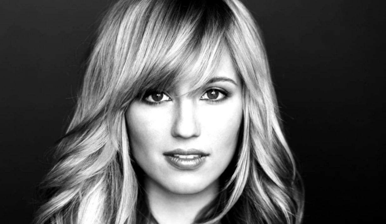 1226x712 Dianna Agron Blonde Girl Actress Singer Artwork HD Wallpaper