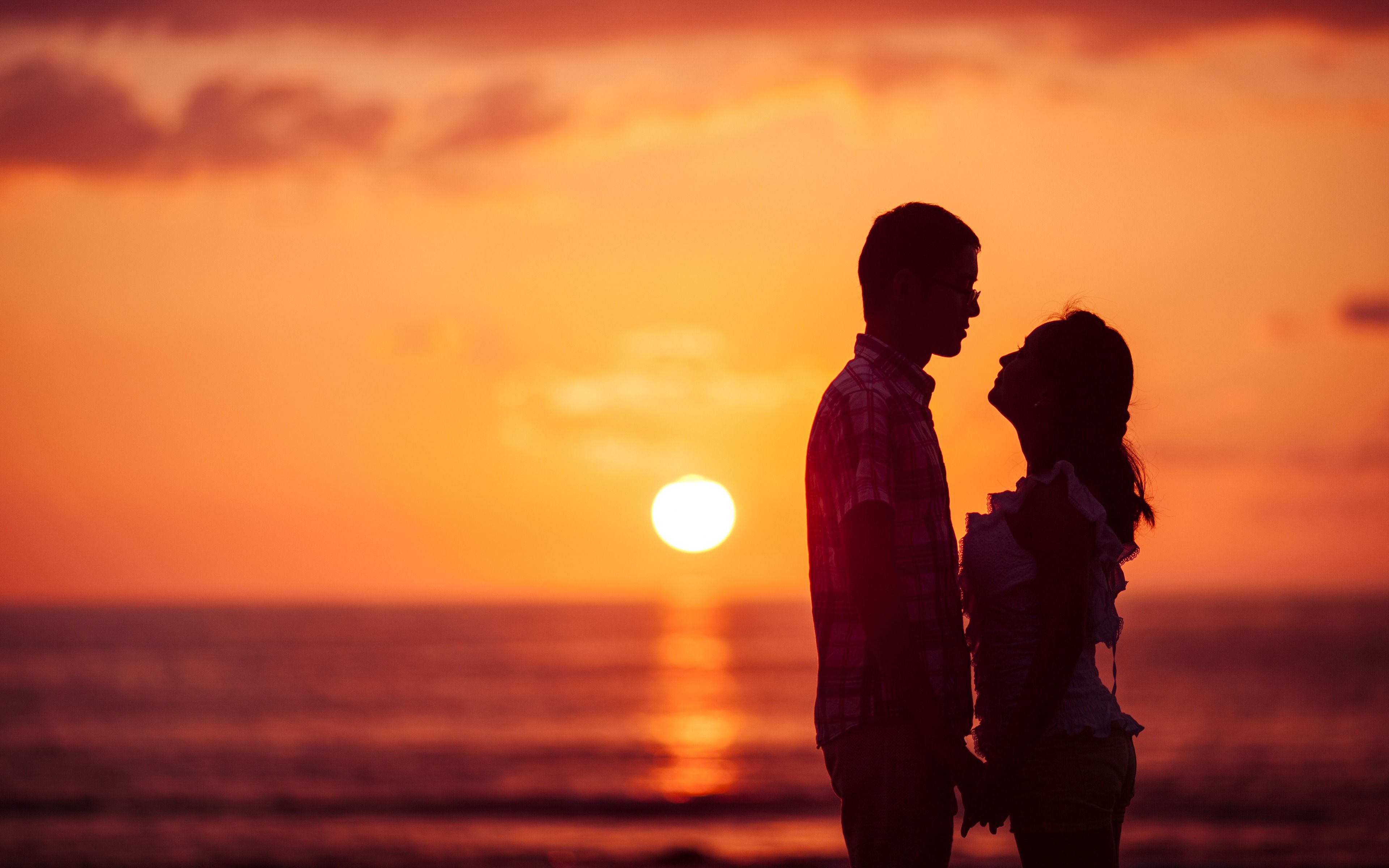 3840x2400 Romantic young couple on sunset ocean beach