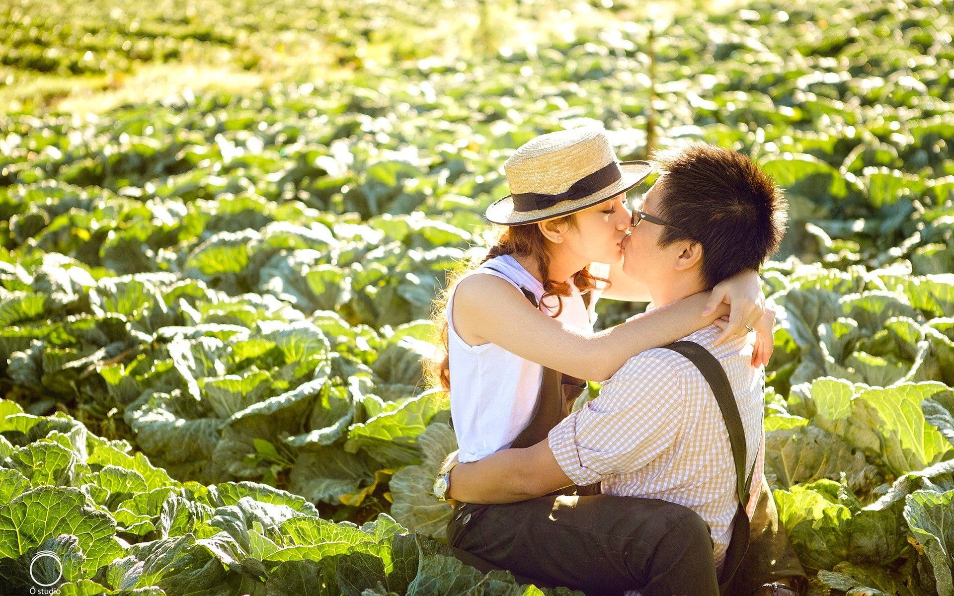 1920x1200 Young Couple Desktop Wallpaper