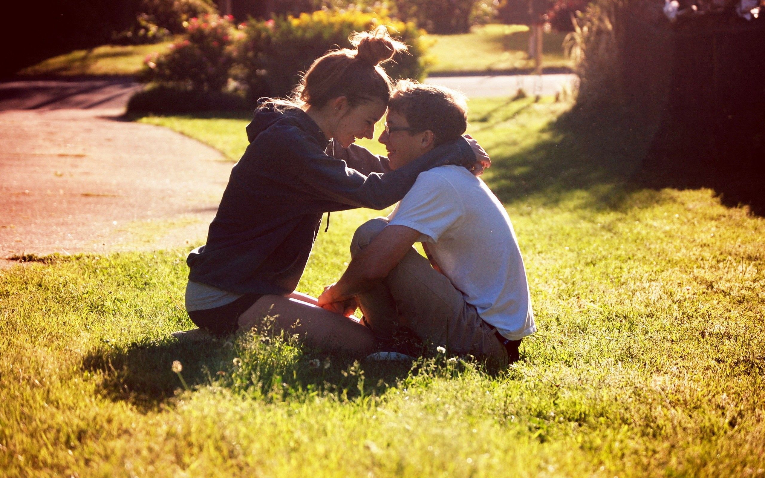 2560x1600 Young Couple Desktop Wallpaper