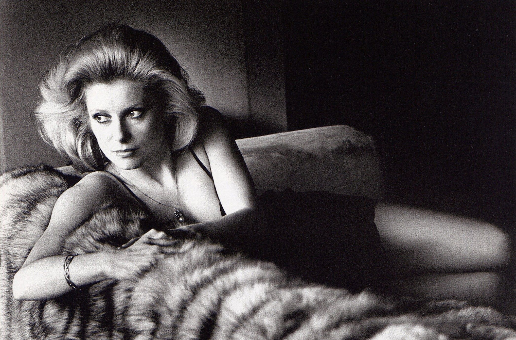 2093x1381 Catherine Deneuve Wallpaper