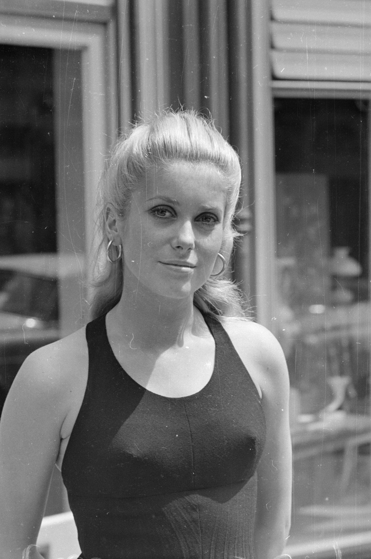1300x1958 Catherine Deneuve Wallpaper