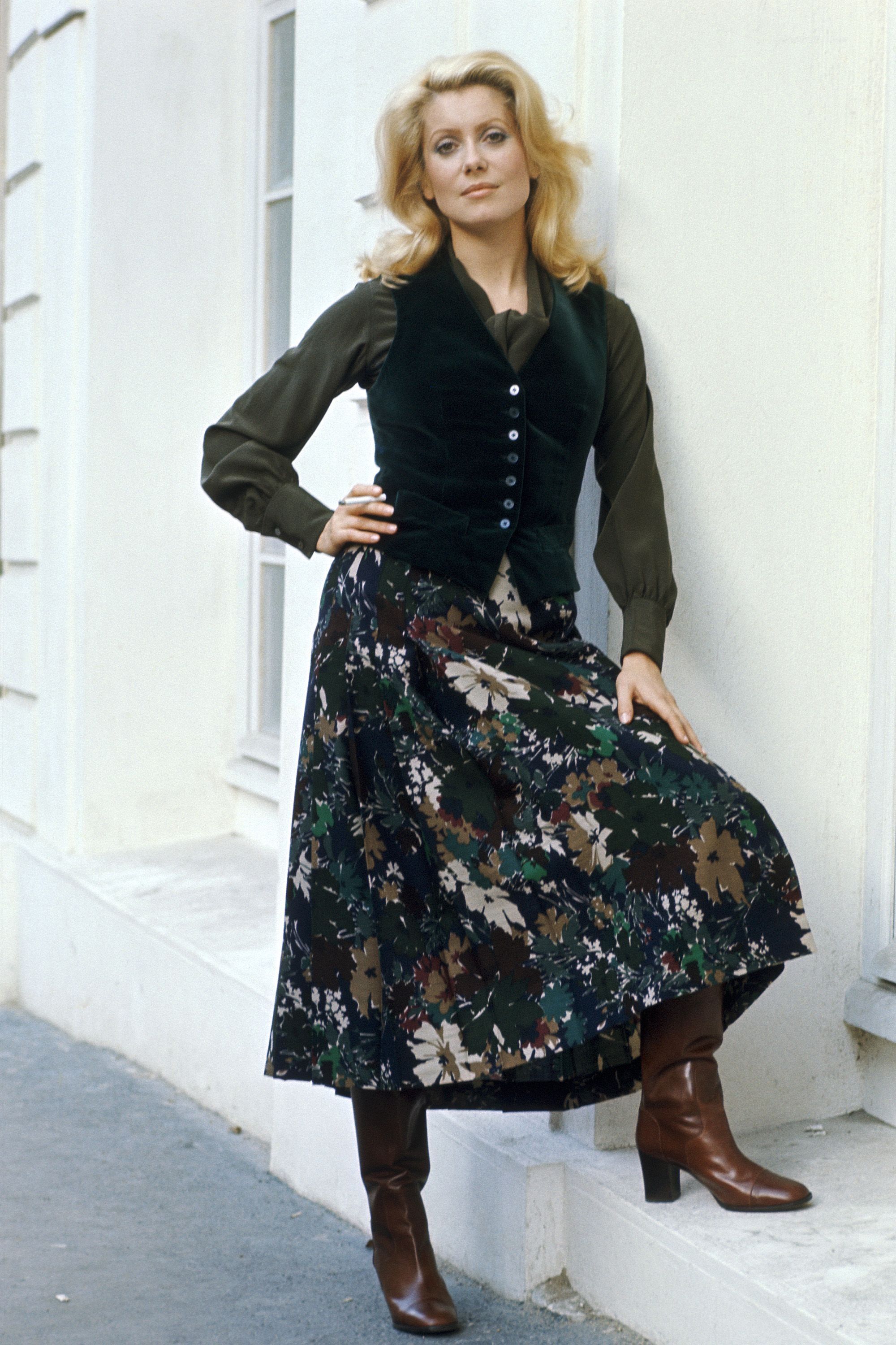 2000x3000 Catherine Deneuve Wallpaper