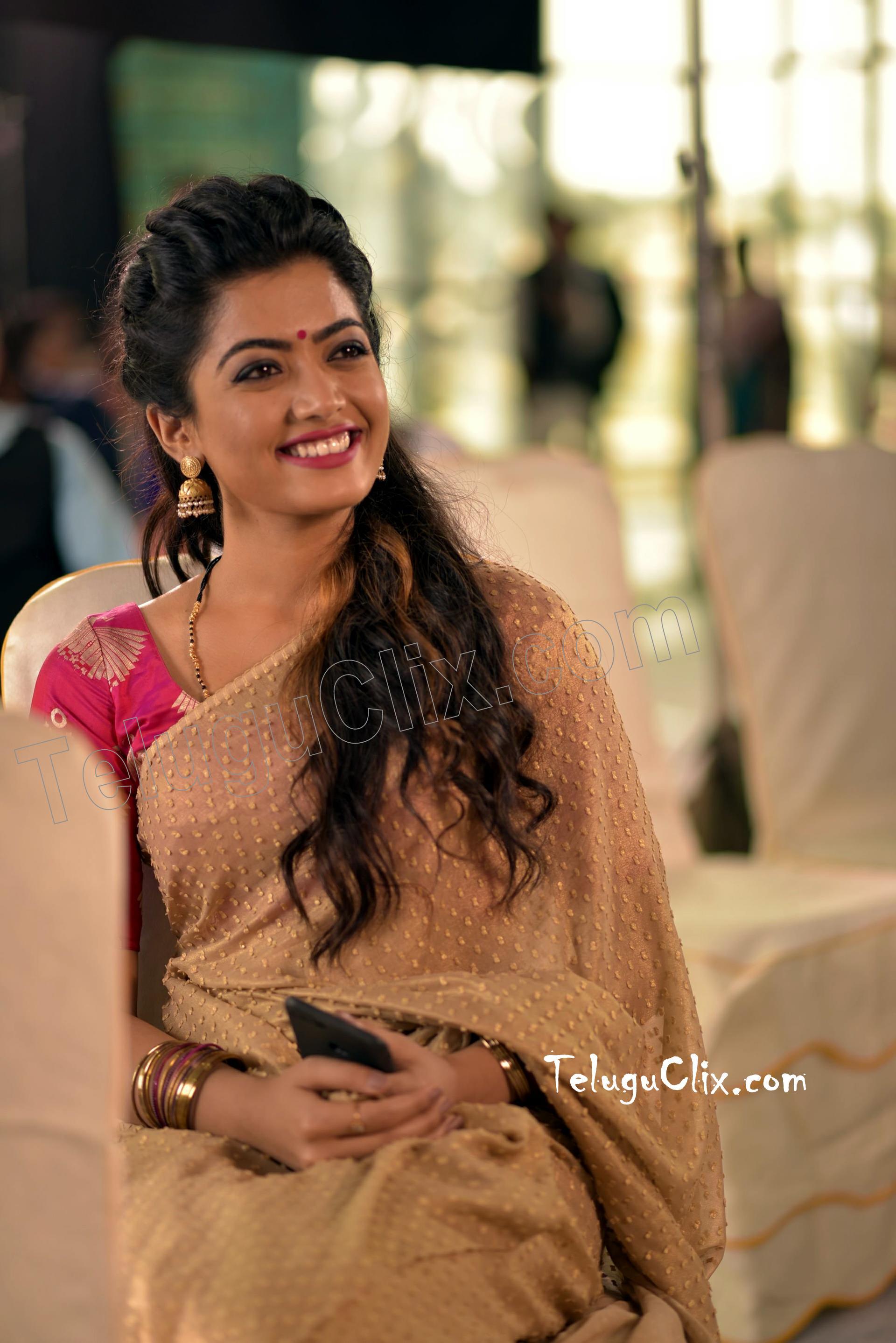 1920x2877 Rashmika In Geetha Chalo Wallpaper & Background