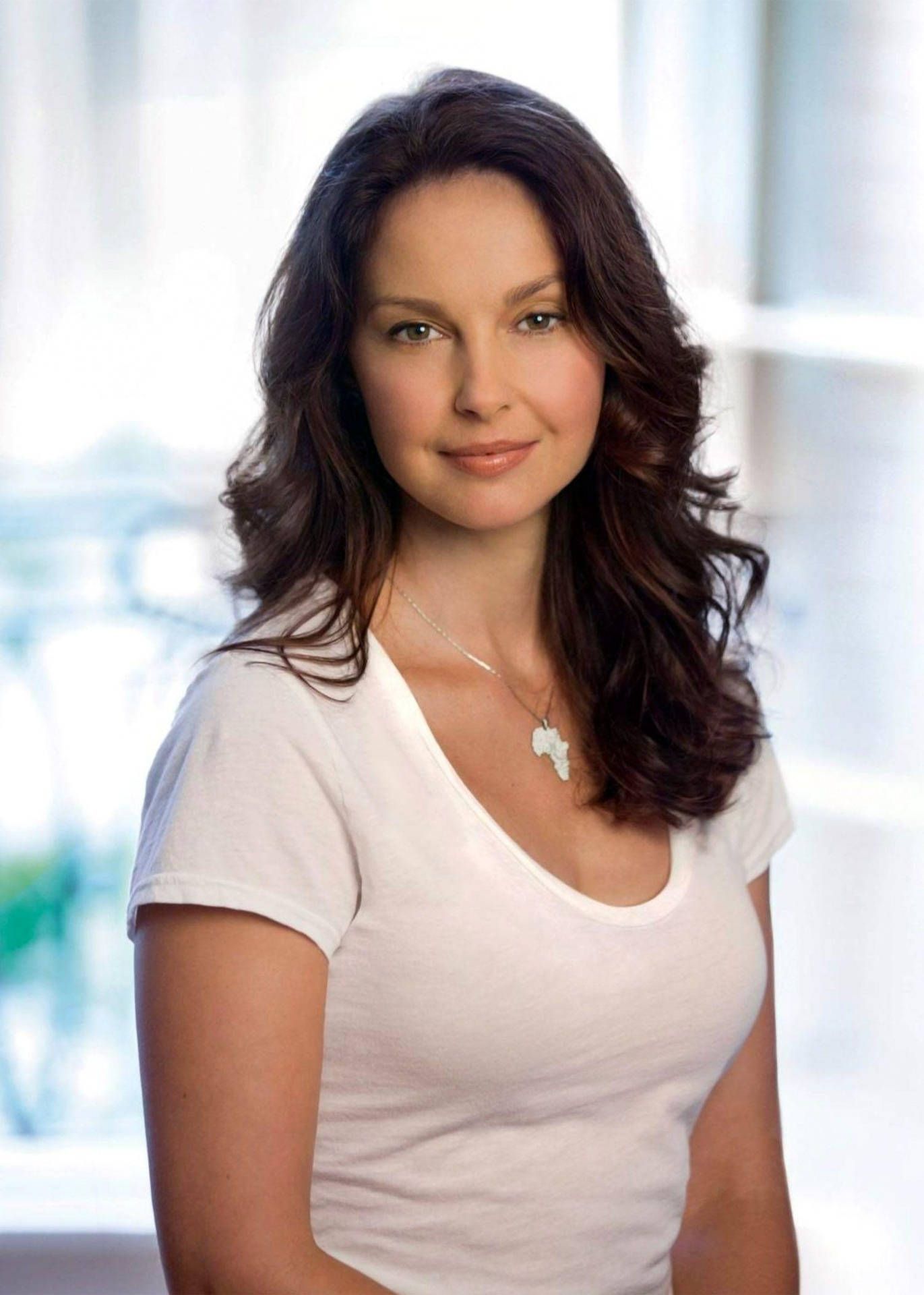 1371x1920 Download Ashley Judd Portrait Wallpaper