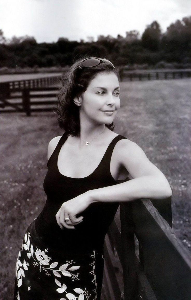 736x1153 Ashley Judd photo