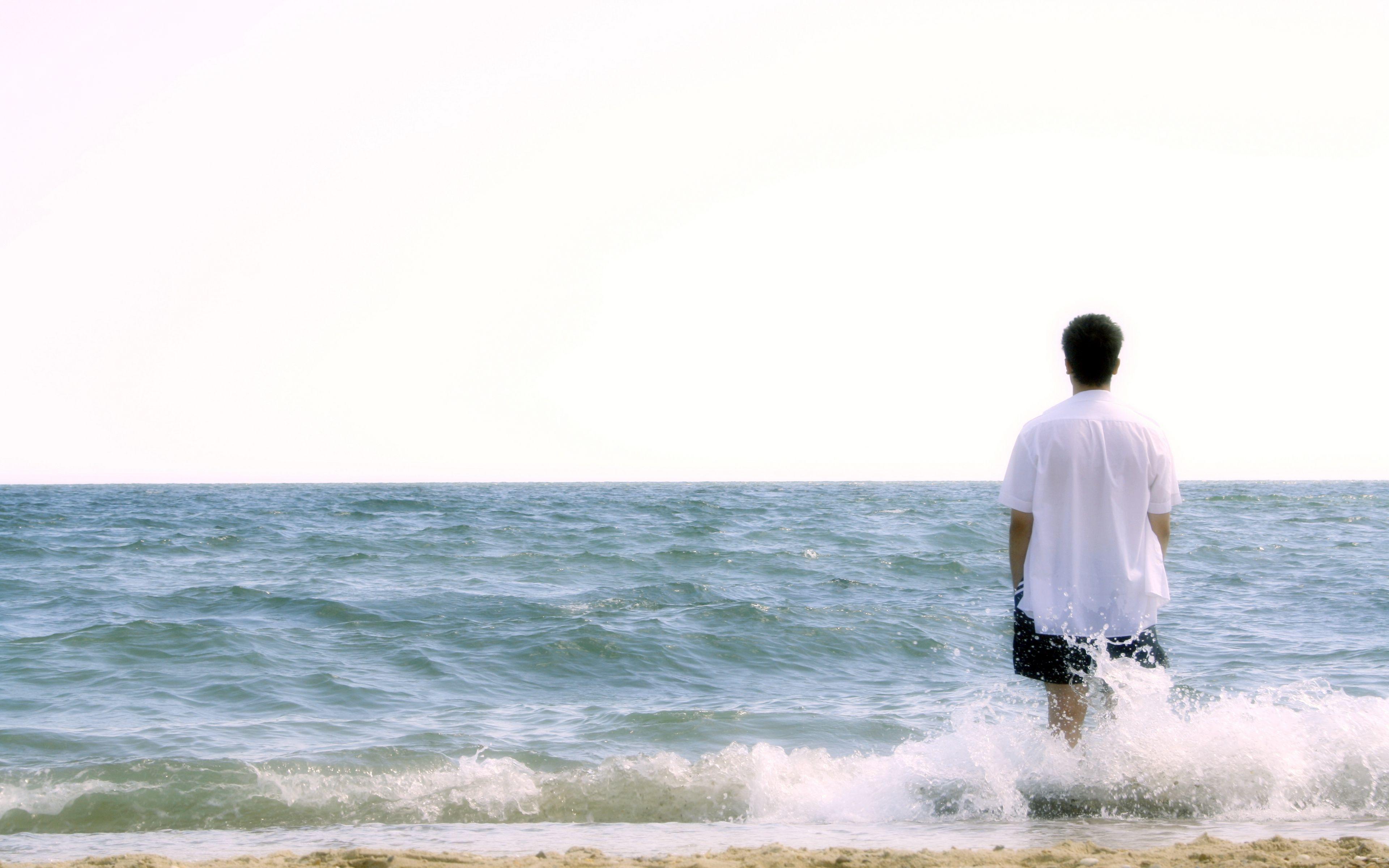 3840x2400 Download wallpaper 3840x2400 boy, beach, sea, foam, harmony