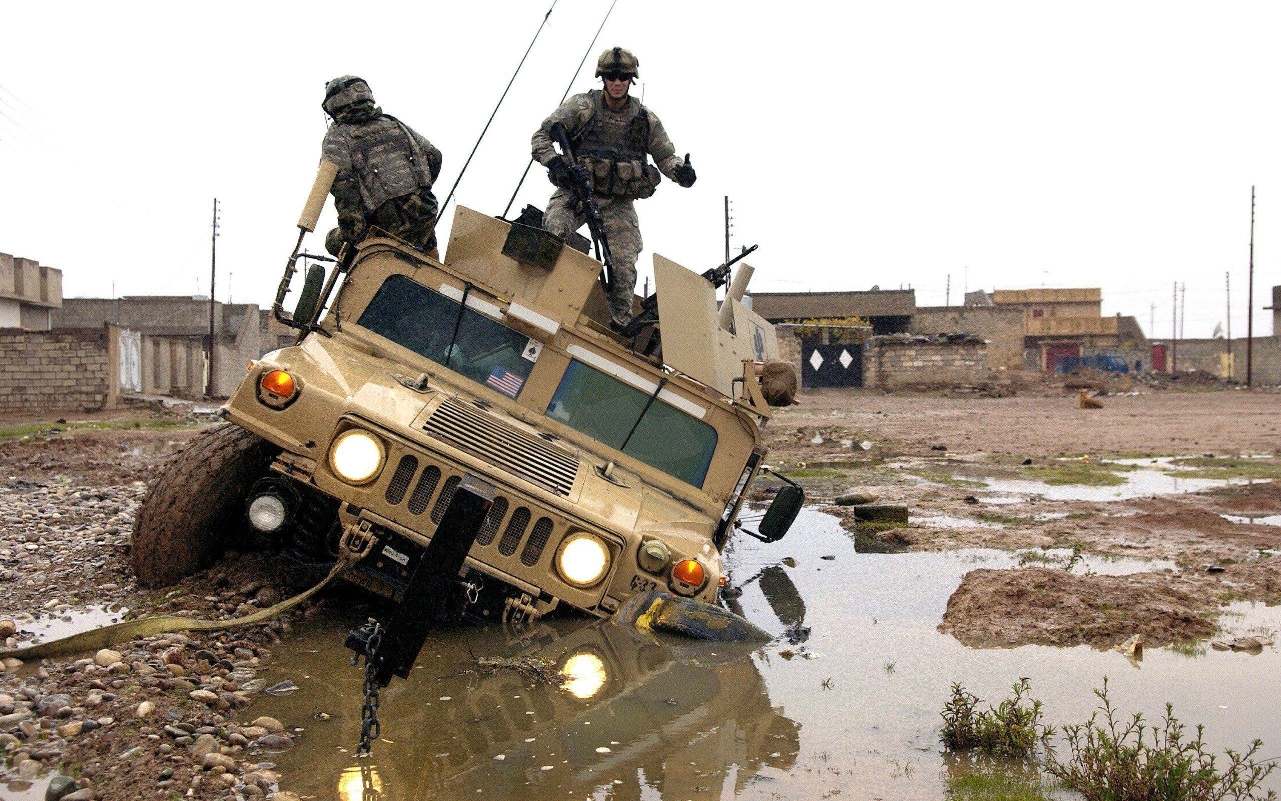 2560x1600 Xe SUV của Quân đội Hoa Kỳ trong Truble trên War Pics.  Hình nền nổi tiếng HD
