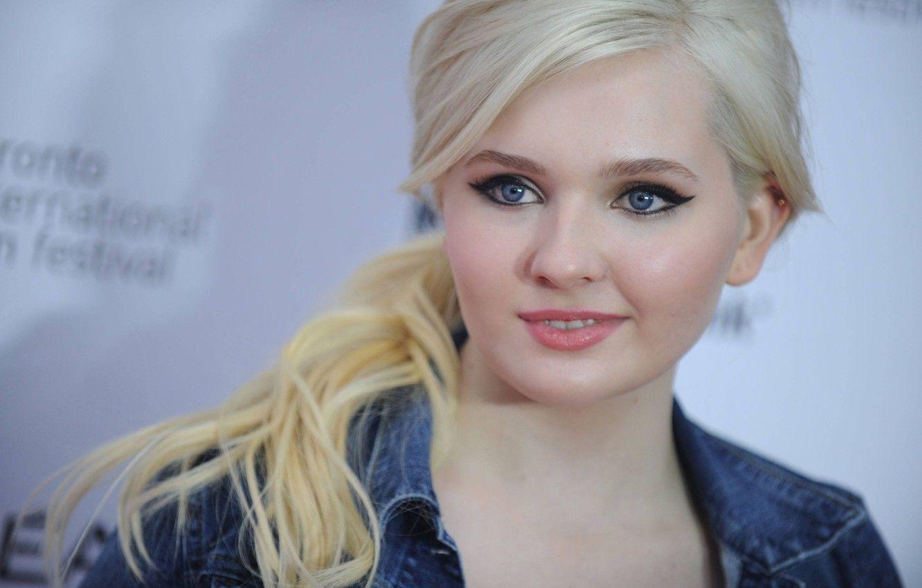 1332x850 Wallpaper look, smile, actress, blonde, Abigail Breslin, Abigail