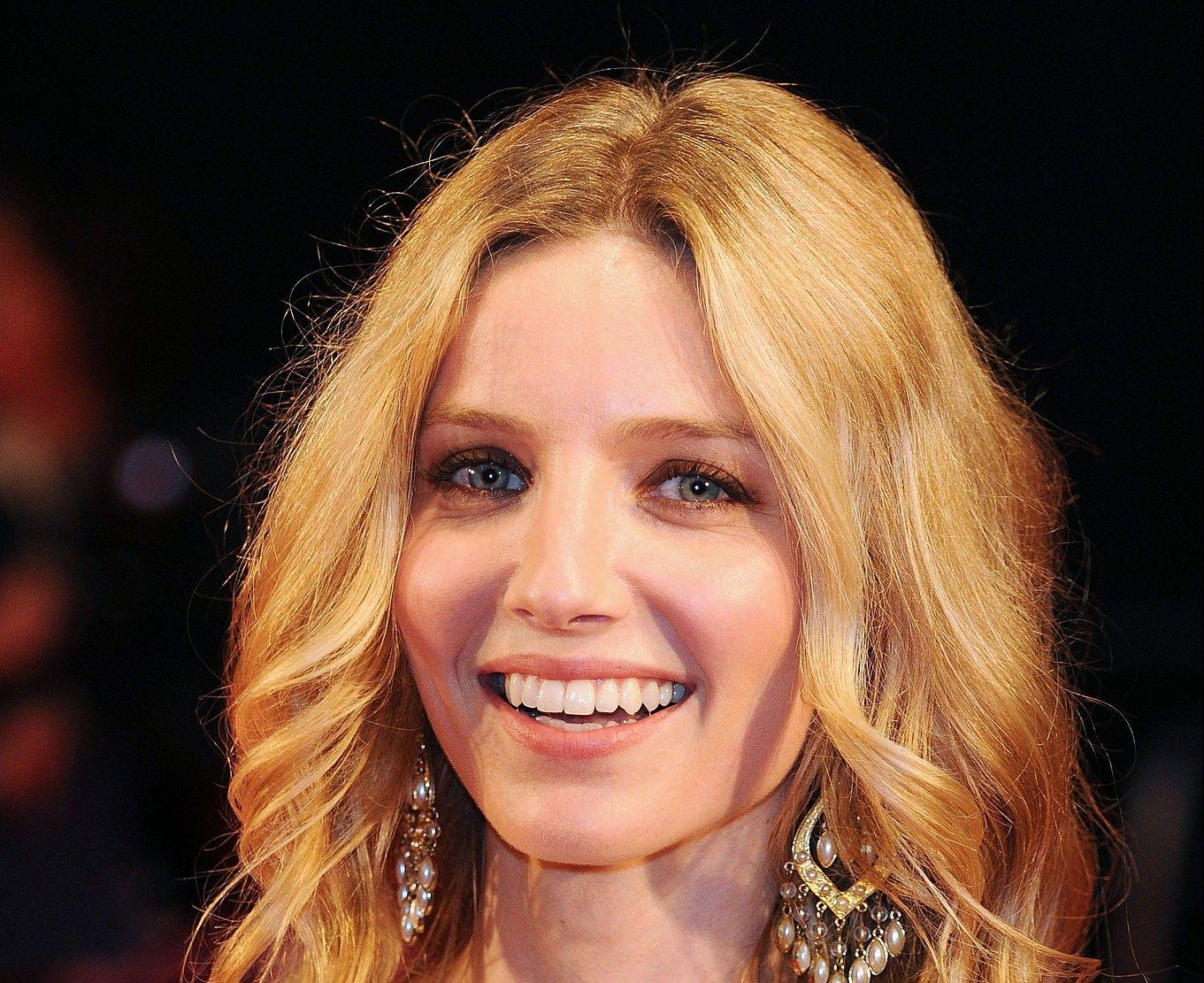 Annabelle Wallis Hd Wallpaper