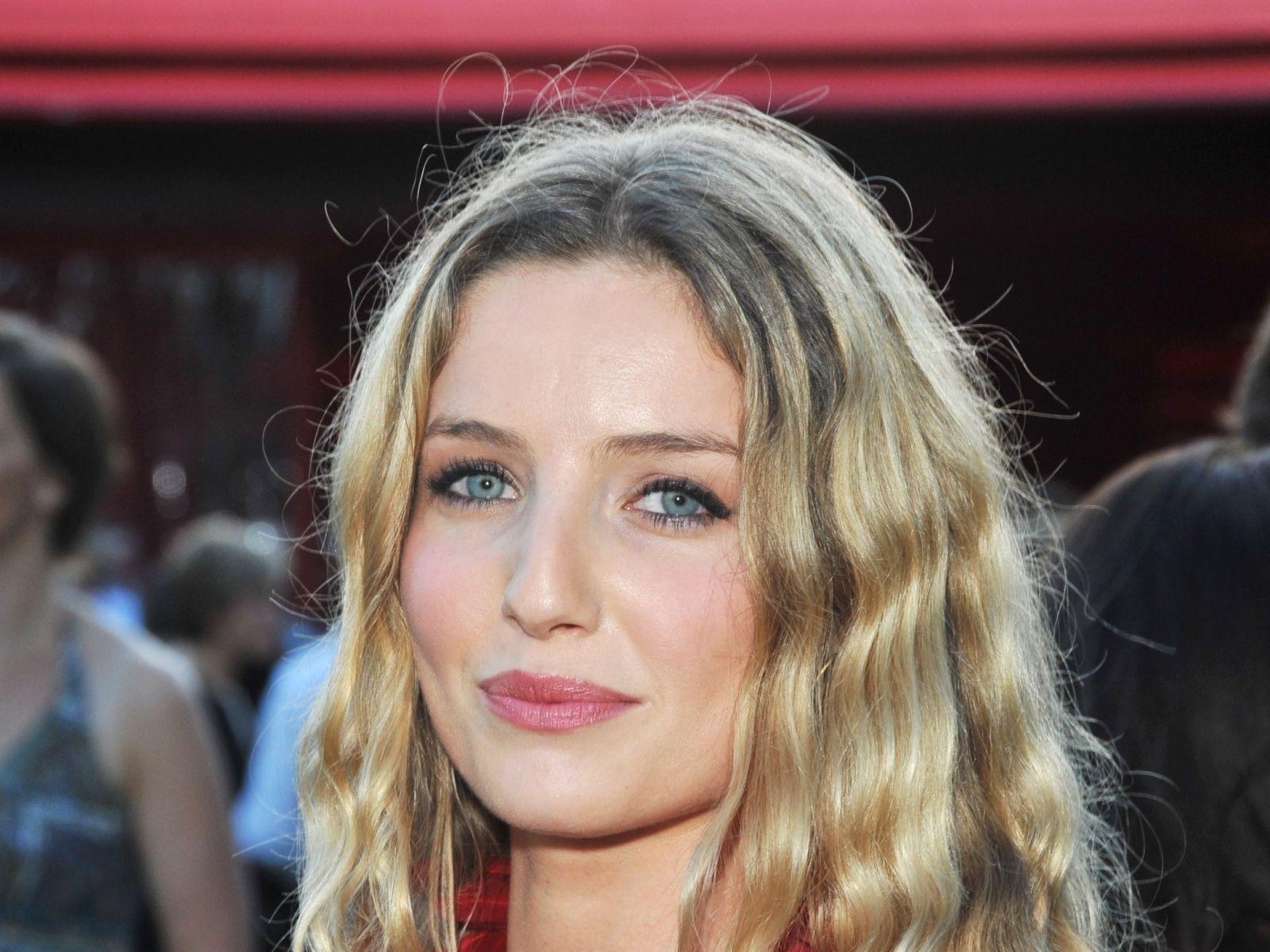 1600x1200 Annabelle Wallis Face Computer Wallpaper 56512 1600x1200px