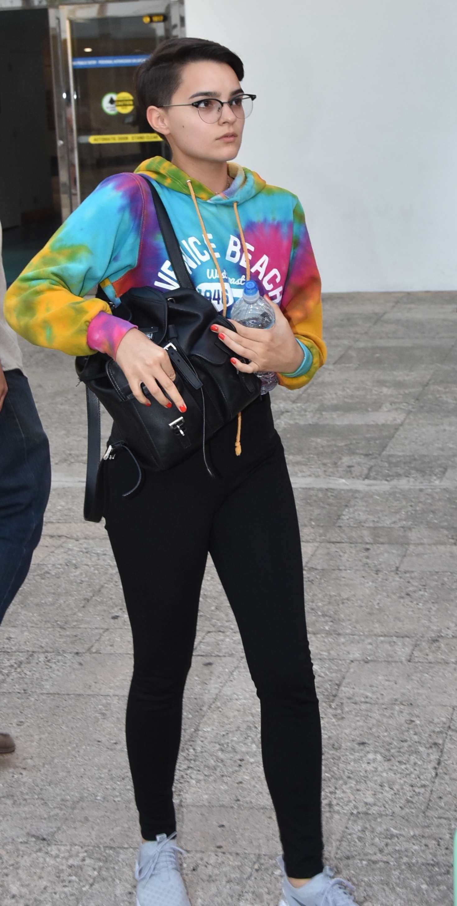 1470x2911 Brianna Hildebrand and girlfriend at LMM airport -04