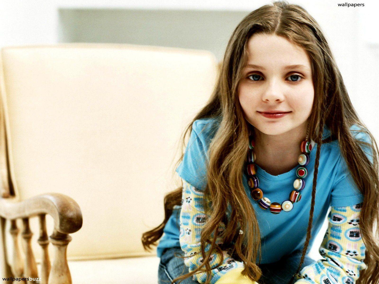 1600x1200 Abigail Breslin on a chair HD Wallpaper