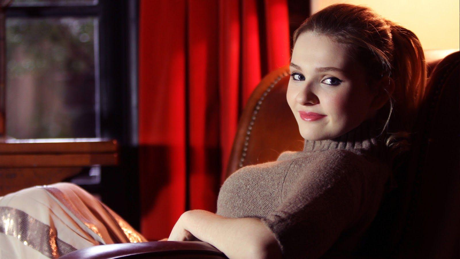 1600x900 All Celebrities: Abigail Breslin Hot Pics and Wallpaper