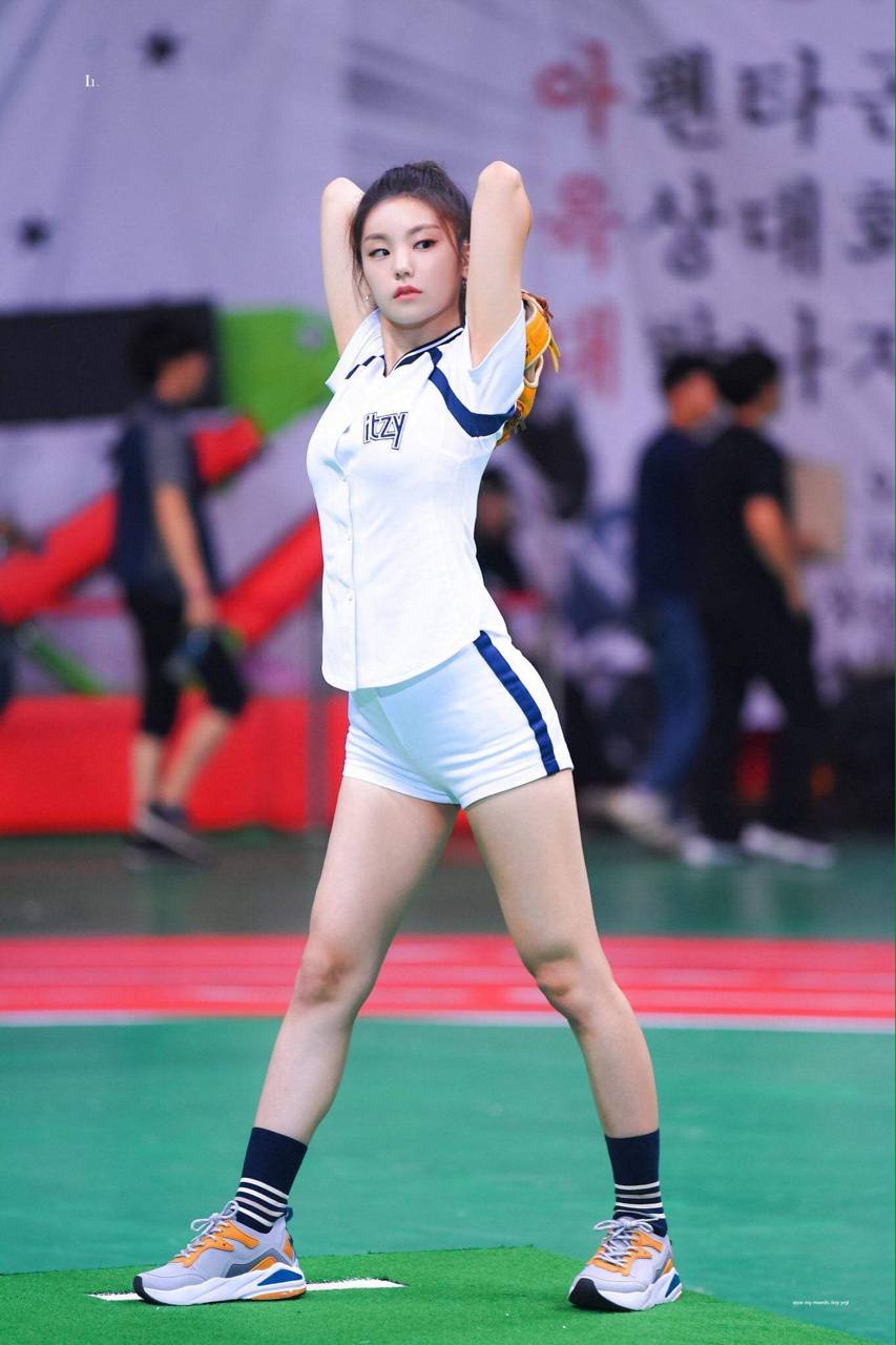 853x1280 Yeji wallpaper