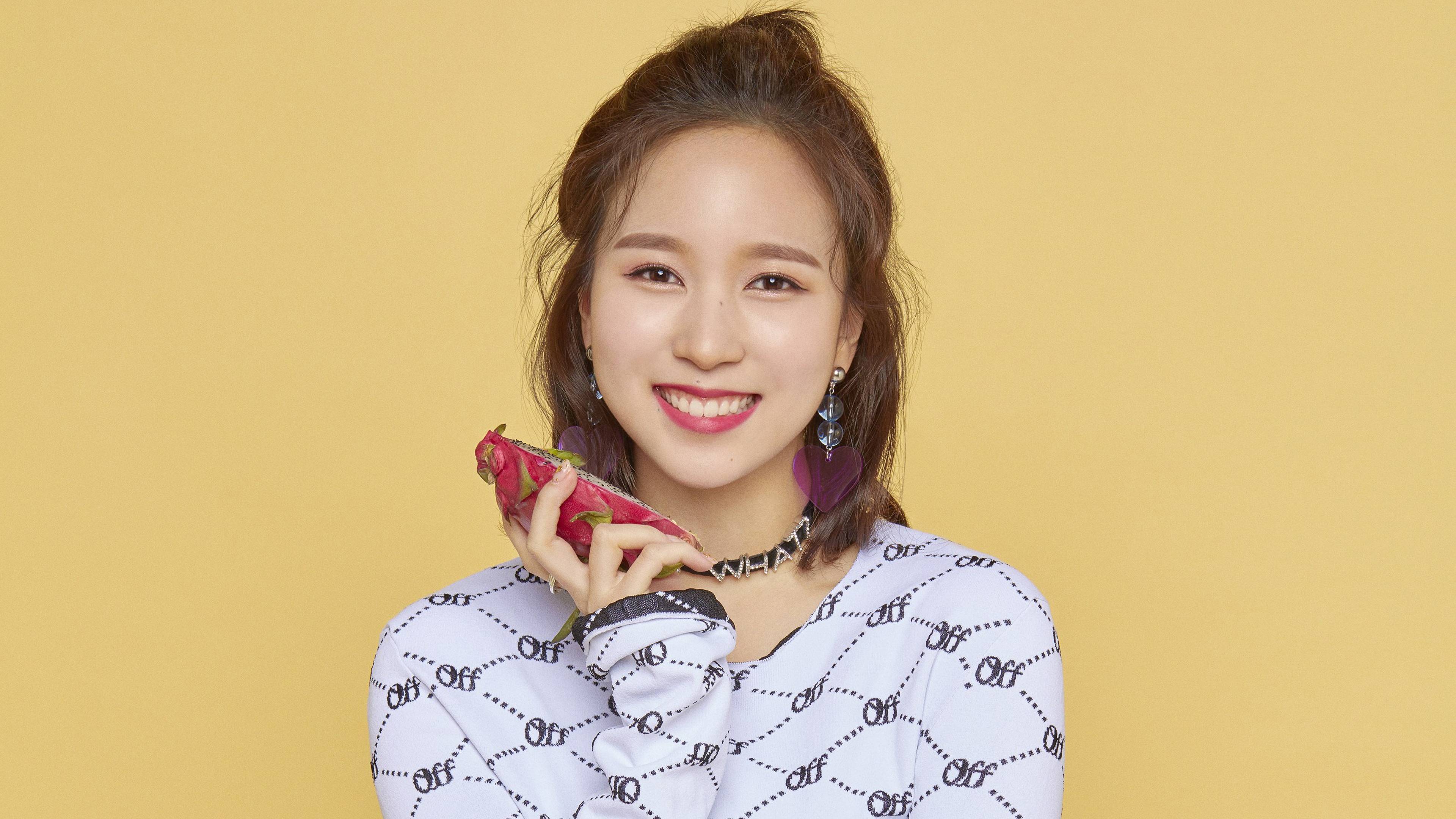 Mina Happy Wallpaper