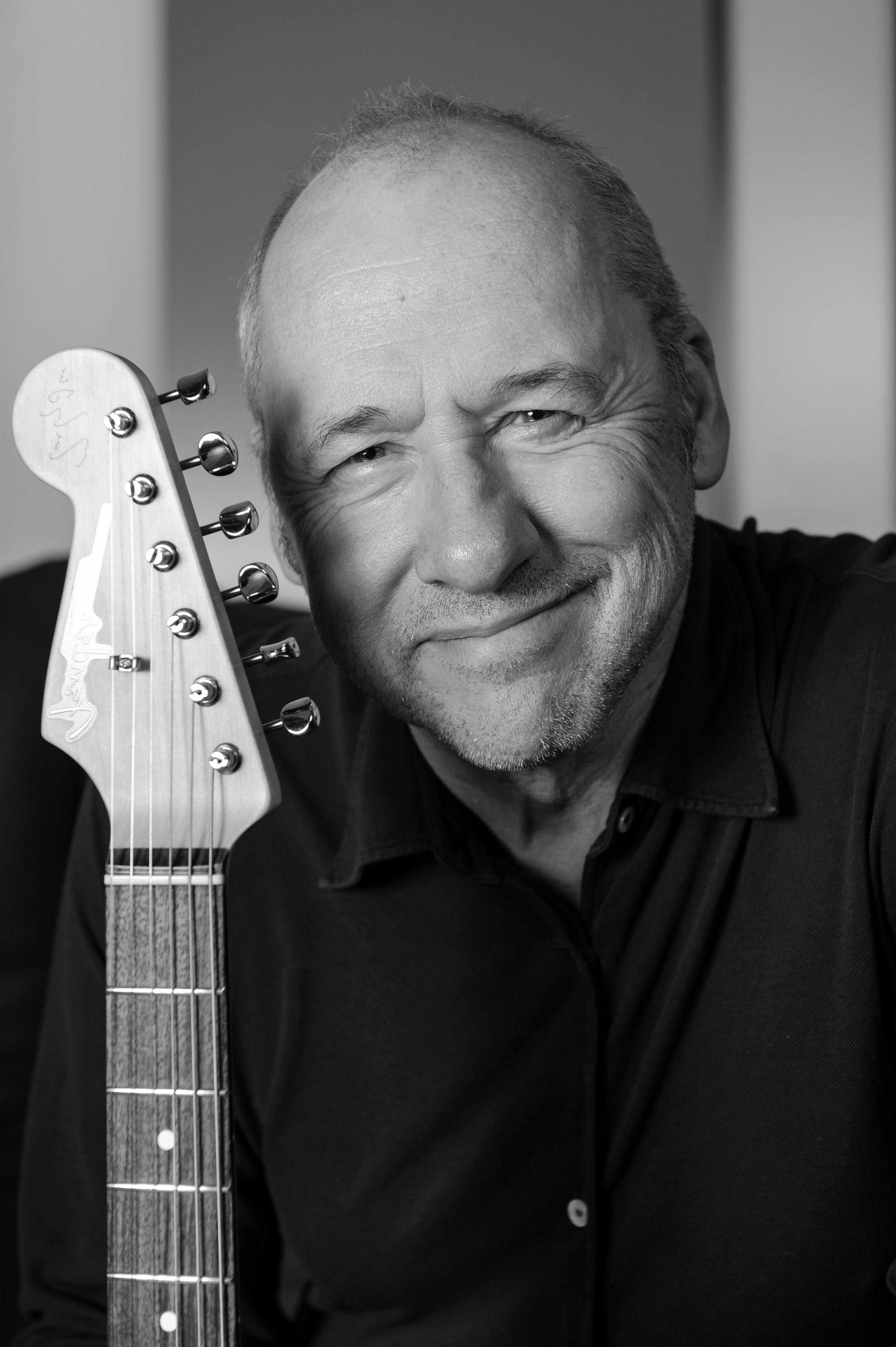 2832x4256 British singer Knopfler and white