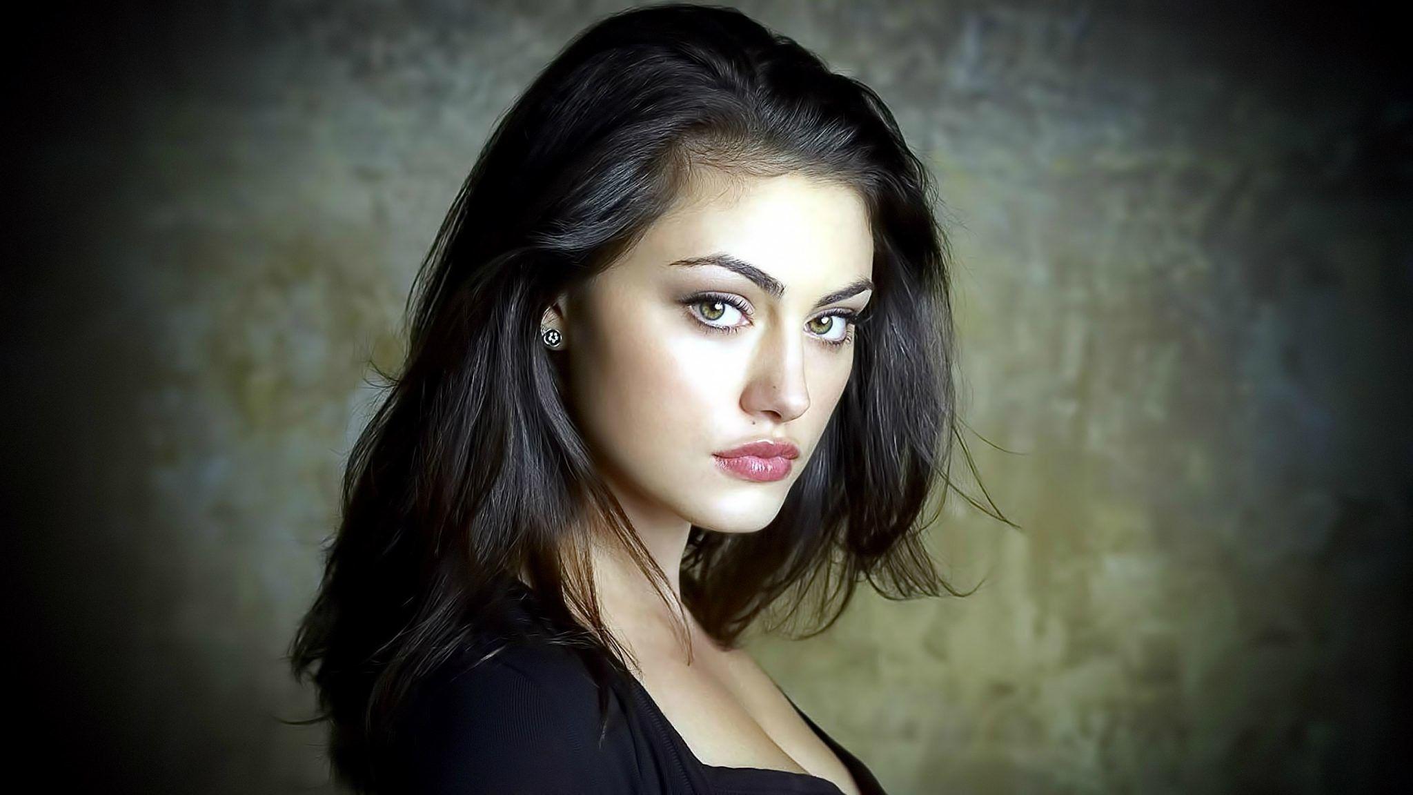 2048x1152 Beautiful Ladies Wallpaper
