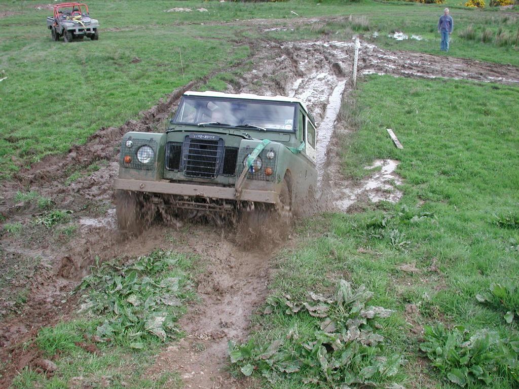 1024x768 Land Rover Series III mud