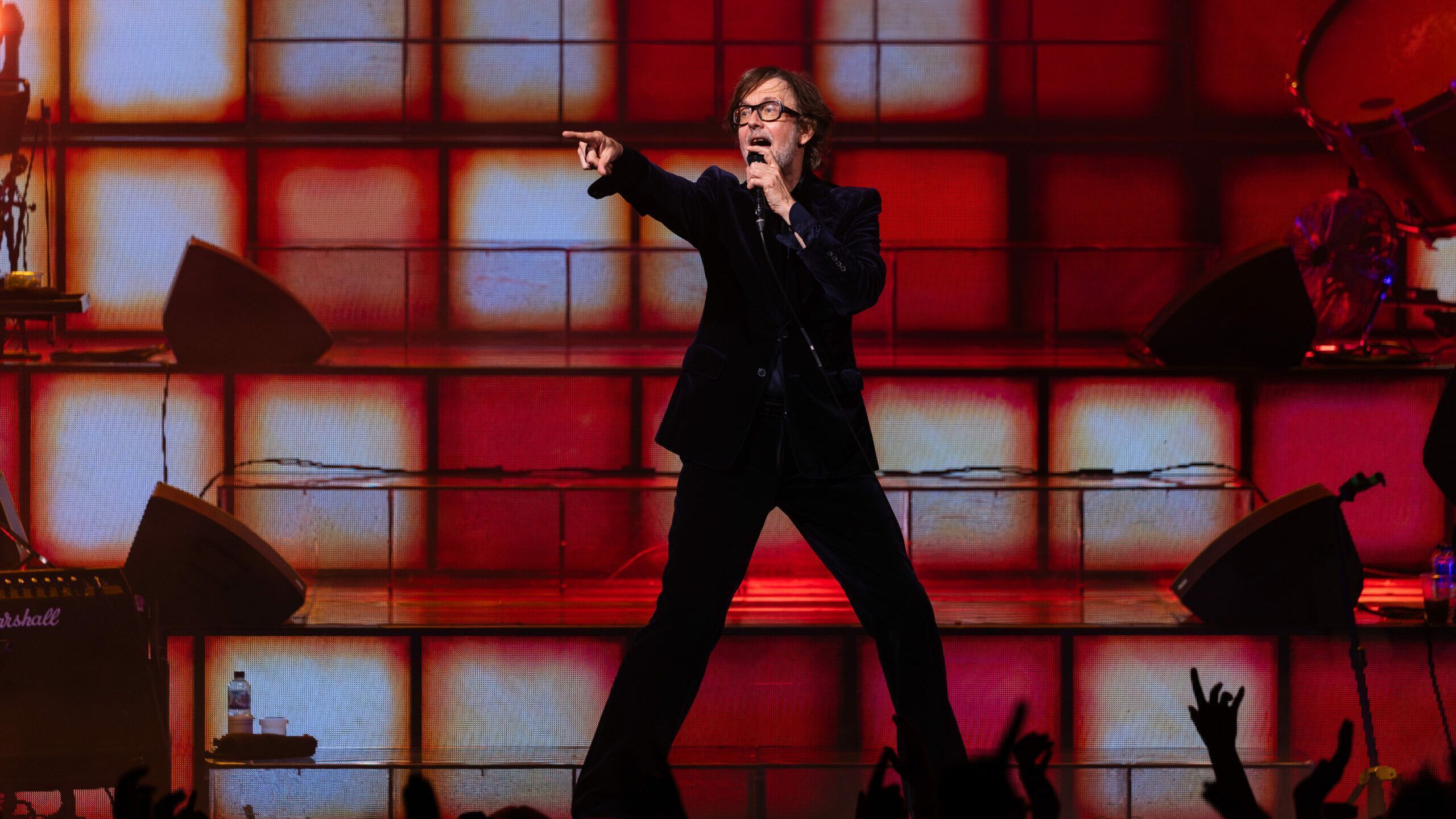 2560x1440 Pulp präsentieren neue Single „Background Noise“ live