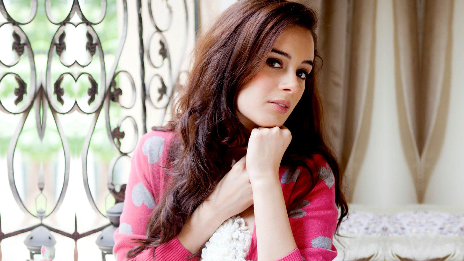 1920x1080 Evelyn Sharma Red Dress HD Photo
