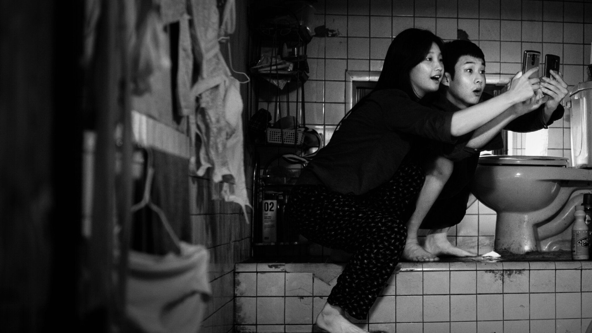 2048x1152 Watch Parasite: Black and White Edition