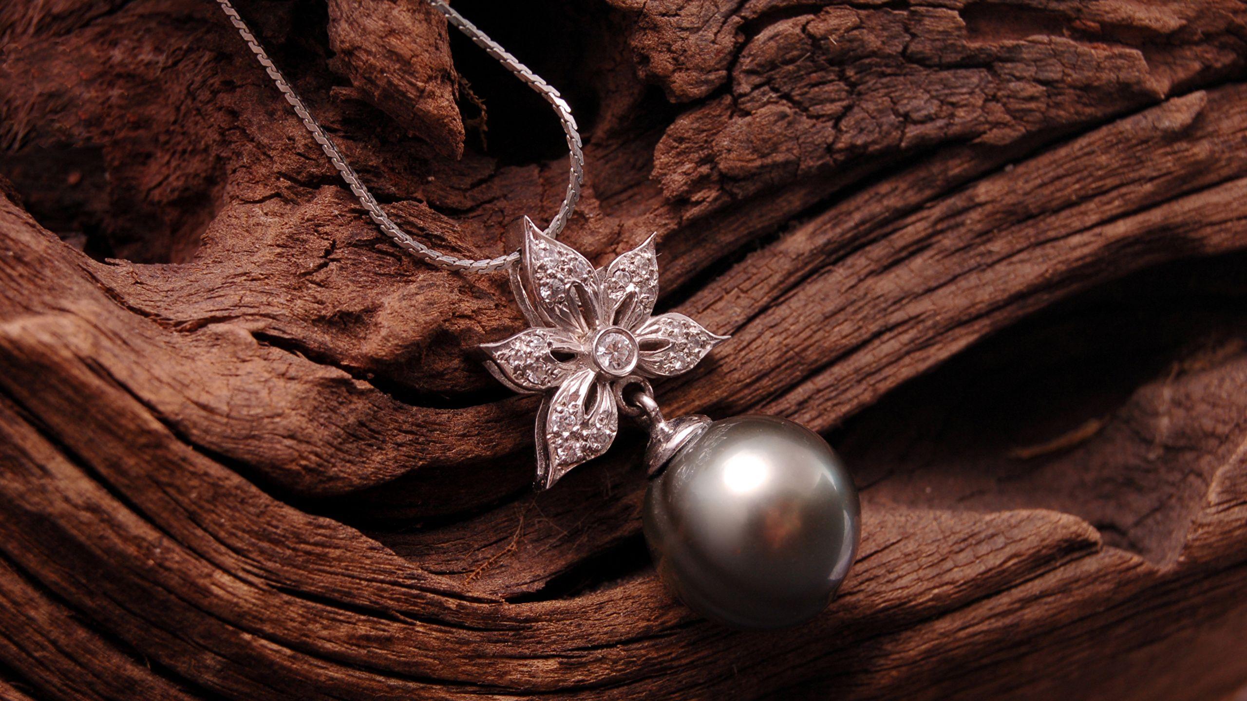 2560x1440 Desktop Wallpaper necklaces Closeup Jewelry 2560x1440