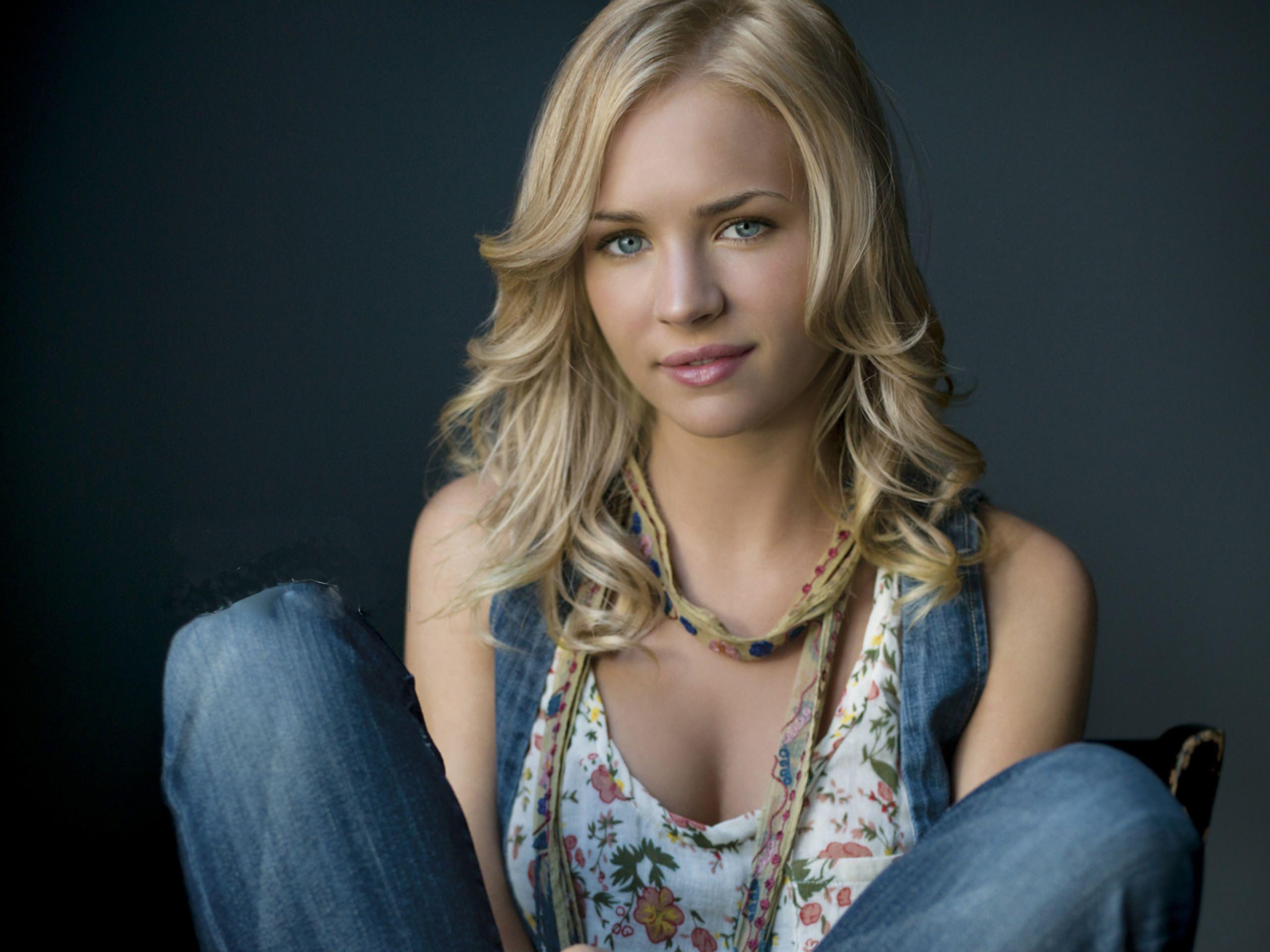 2560x1920 Blonde actress Britt Robertson wallpaper