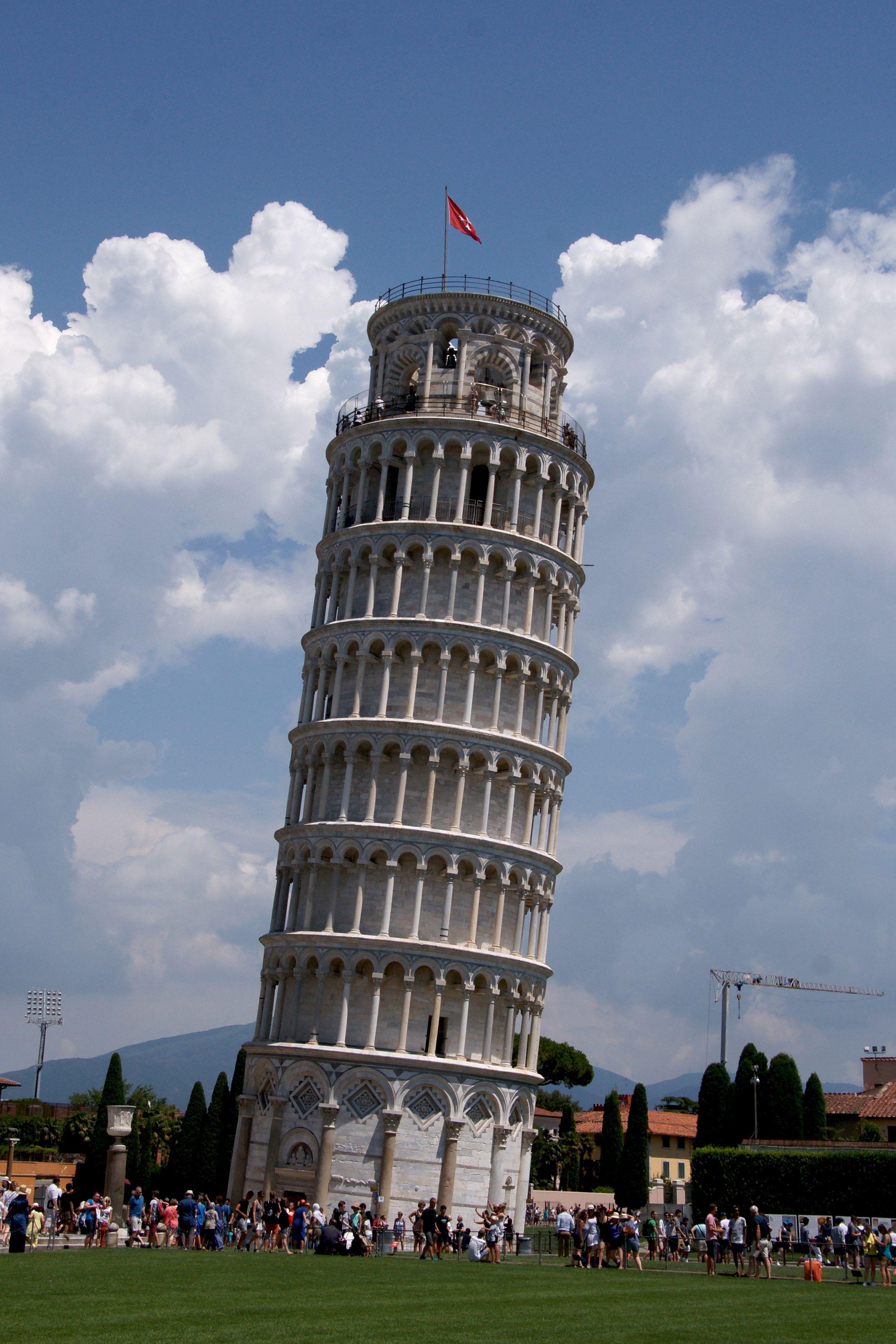Какая башня изображена. Пизанская башня Италия. Пизанская башня (Пиза, Италия). Архитектура Италии Пизанская башня. Падающая башня в Италии.