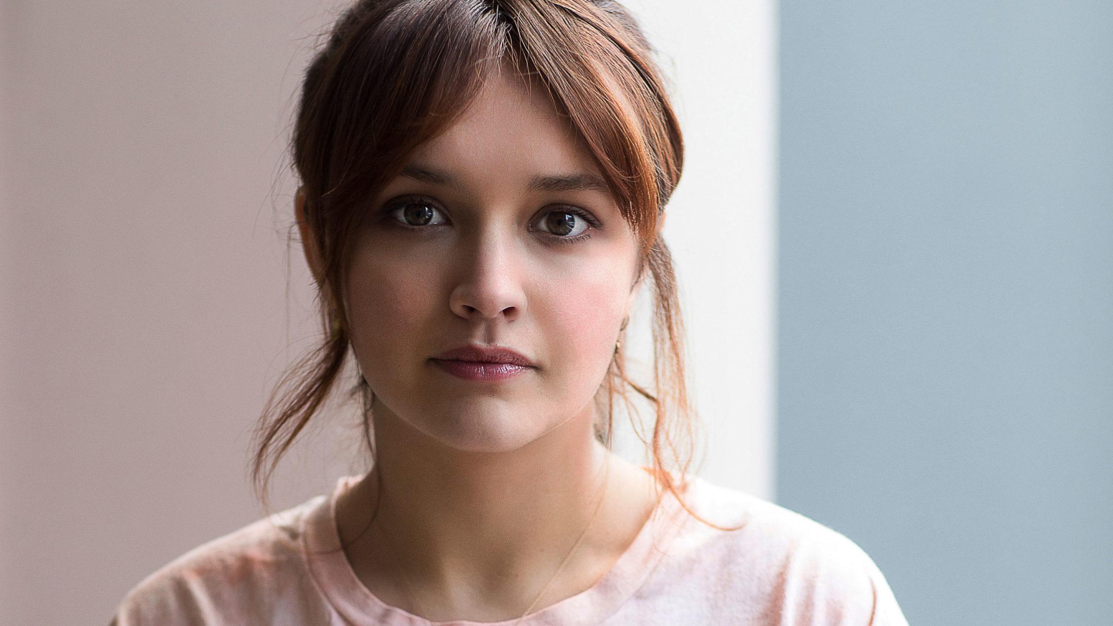 2208x1242 Olivia Cooke 5K iy 2018 Desktop Wallpaper